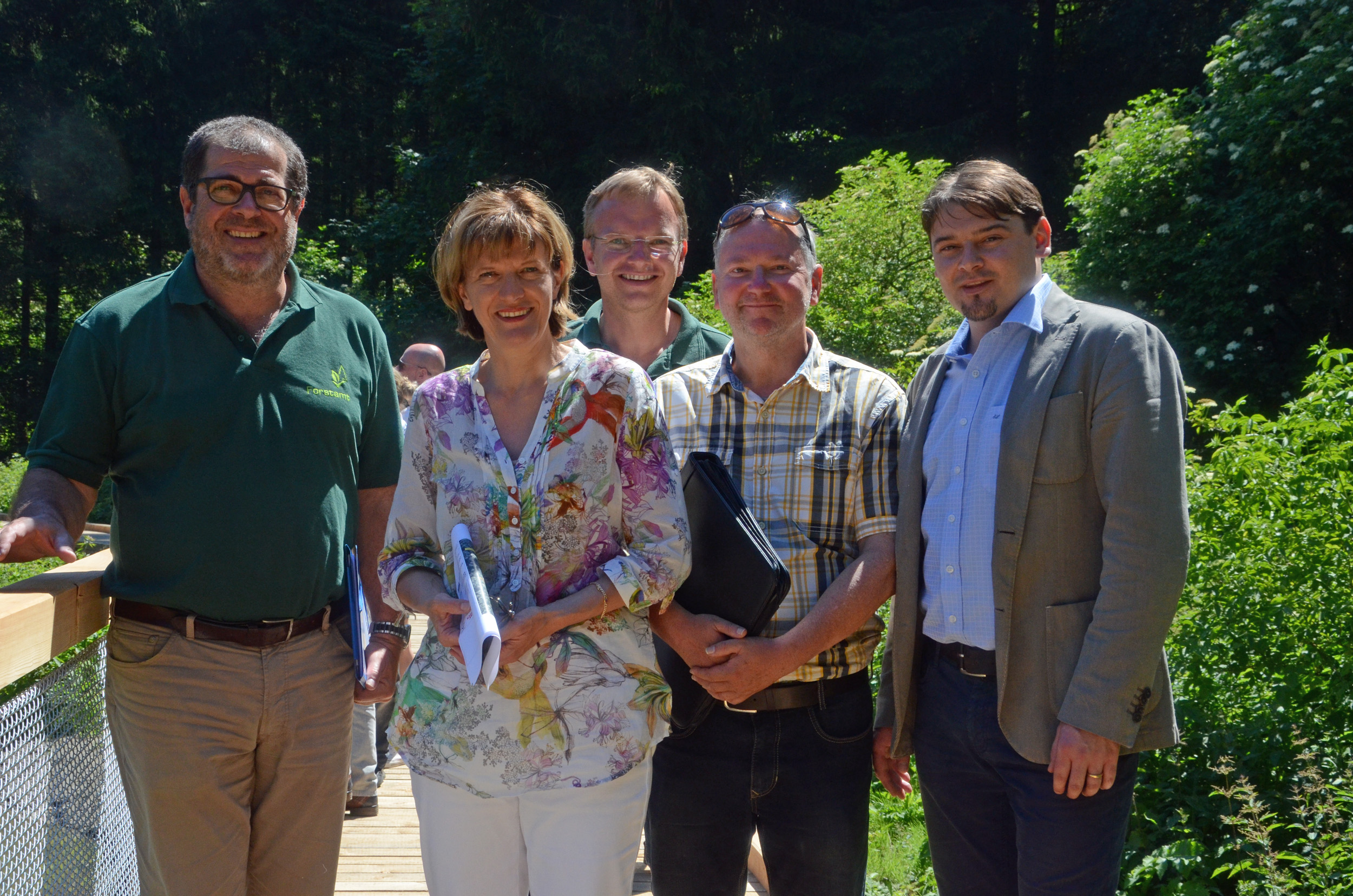 Bürgermeisterin Christine Oppitz-Plörer (2.v.l.), Forstamtsleiter Andreas Wildauer, Projektleiter Albuin Neuner, Walter Steidl und Simon Lochmann (BBT SE; v.l.) wanderten bei der Eröffnung durch den Waldmoorkomplex Tantegert.