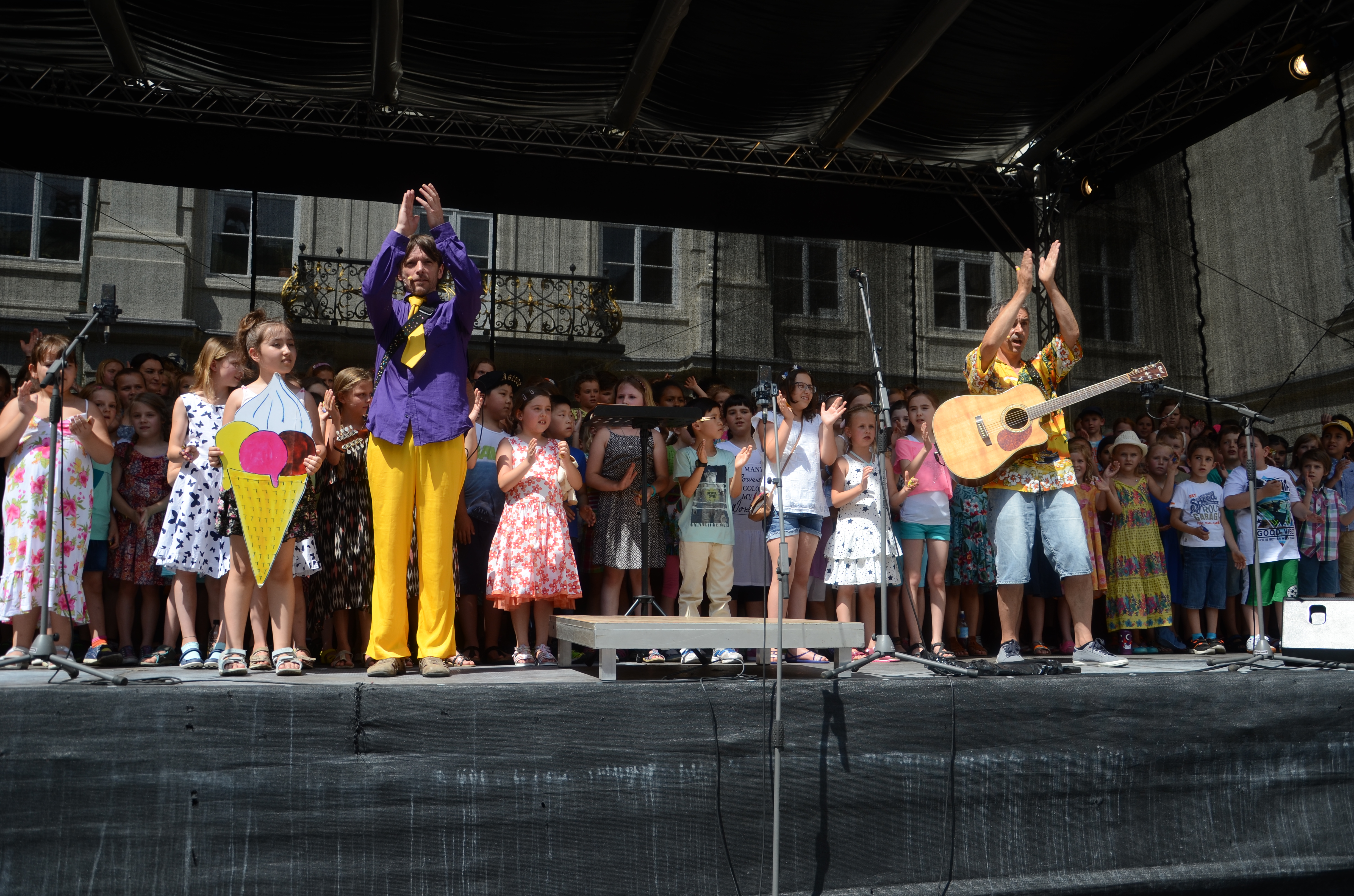 Das Duo "Ratz Fatz" stimmte ein Lied mit allen Anwesenden an.