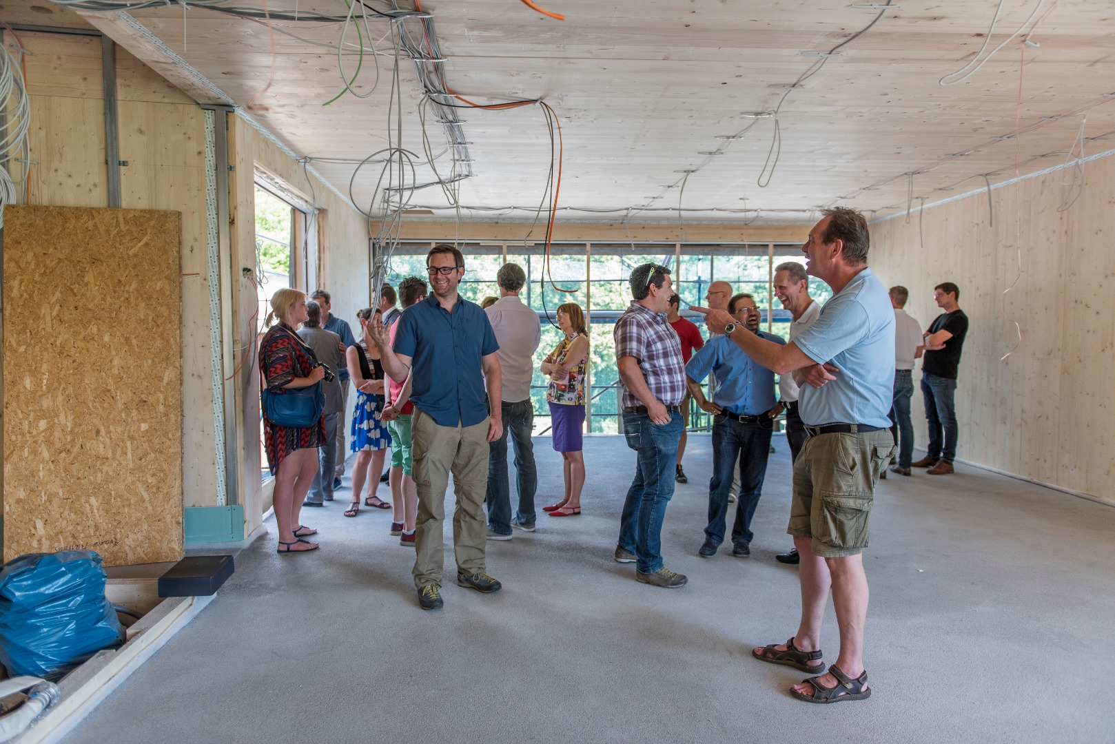 Kürzlich begingen zahlreiche Ehrengäste, darunter Bürgermeisterin Christine Oppitz-Plörer und Direktor Michael Martys, die Firstfeier bei der neuen Zoo-Gastronomie des Alpenzoos begangen.