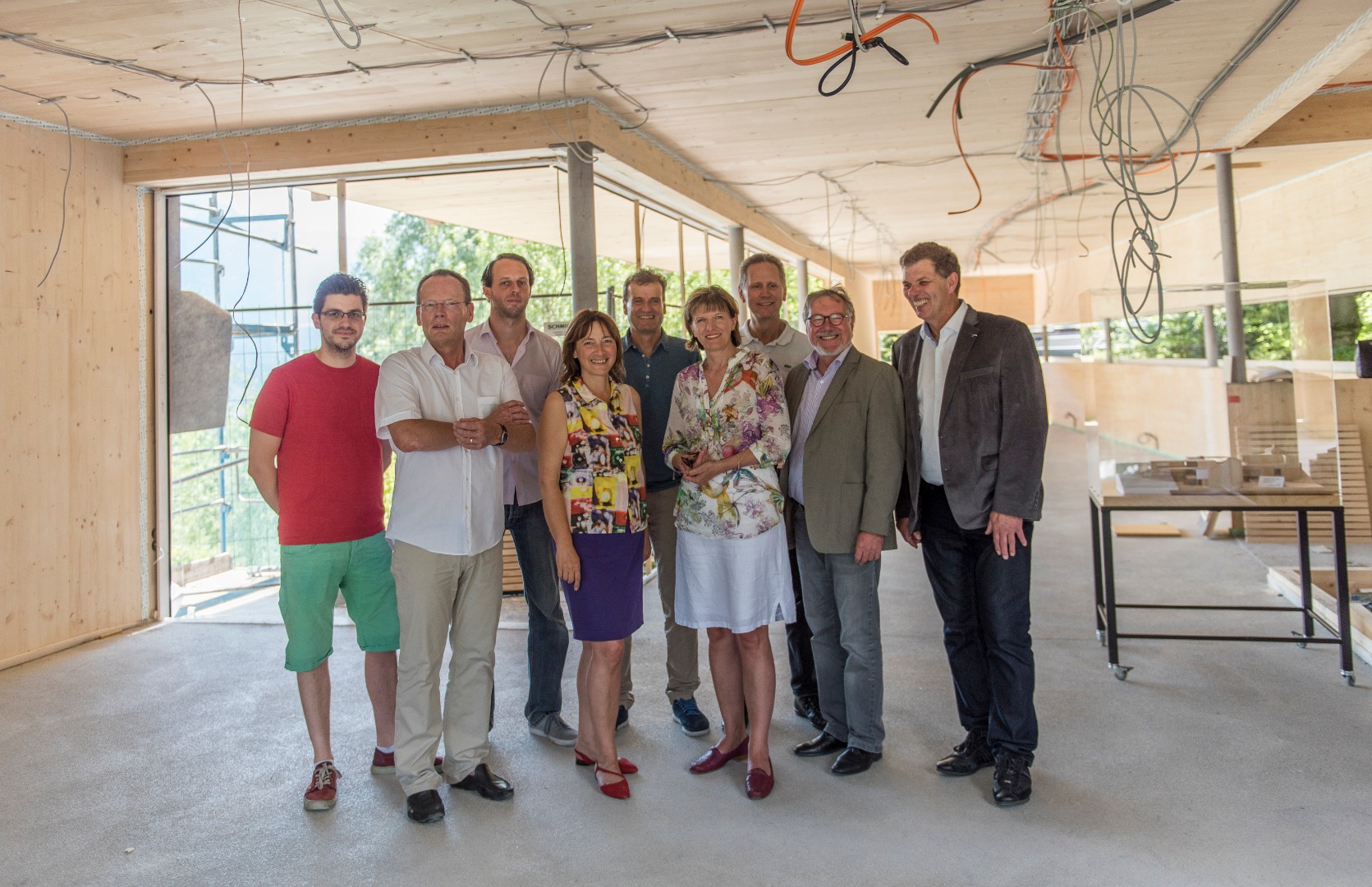 Kürzlich begingen zahlreiche Ehrengäste, darunter Bürgermeisterin Christine Oppitz-Plörer und Direktor Michael Martys, die Firstfeier bei der neuen Zoo-Gastronomie des Alpenzoos begangen.