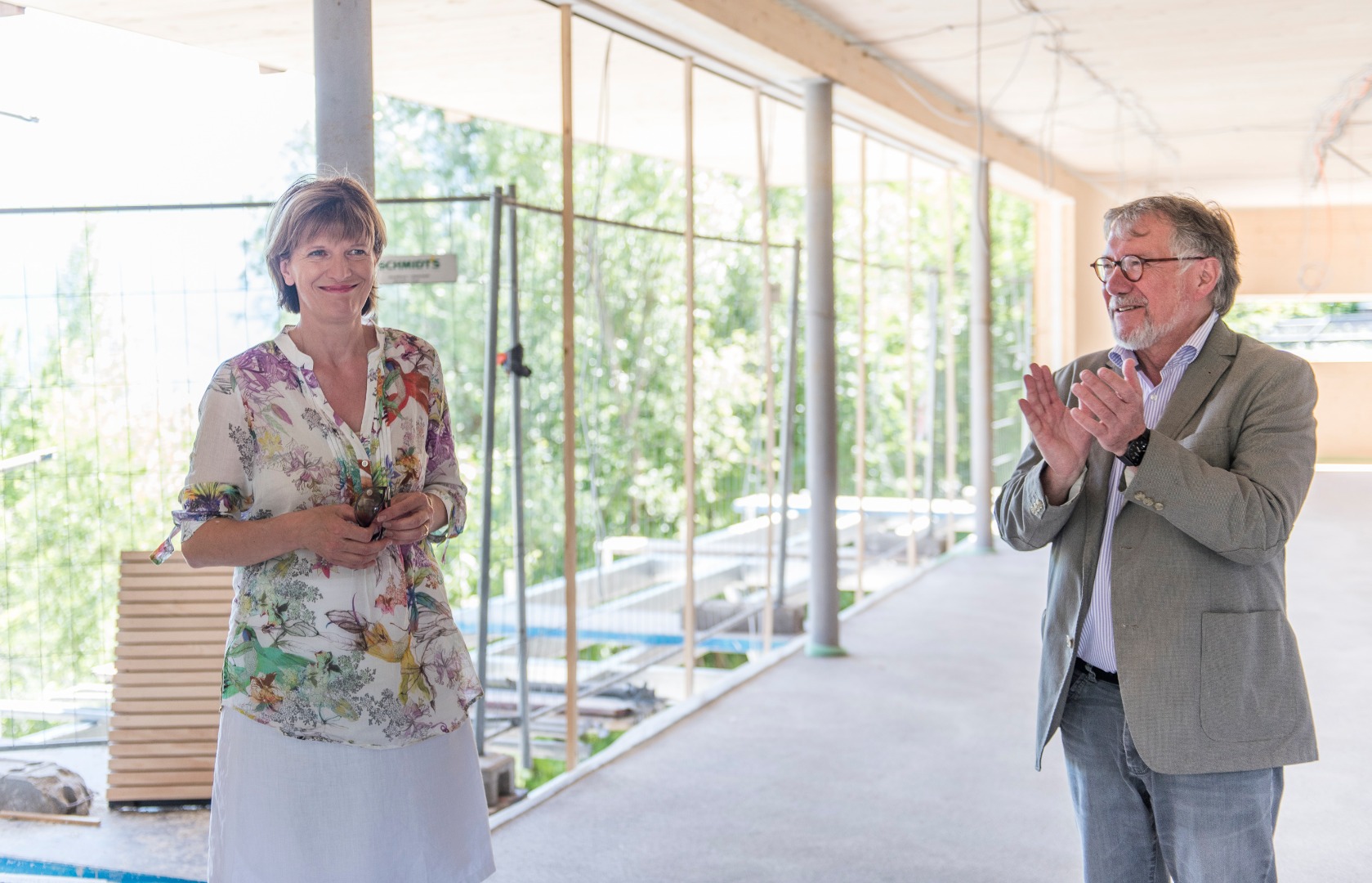Kürzlich begingen zahlreiche Ehrengäste, darunter Bürgermeisterin Christine Oppitz-Plörer und Direktor Michael Martys, die Firstfeier bei der neuen Zoo-Gastronomie des Alpenzoos begangen.