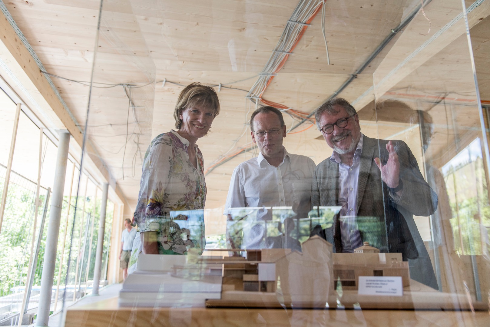 Kürzlich begingen zahlreiche Ehrengäste, darunter Bürgermeisterin Christine Oppitz-Plörer und Direktor Michael Martys, die Firstfeier bei der neuen Zoo-Gastronomie des Alpenzoos begangen.