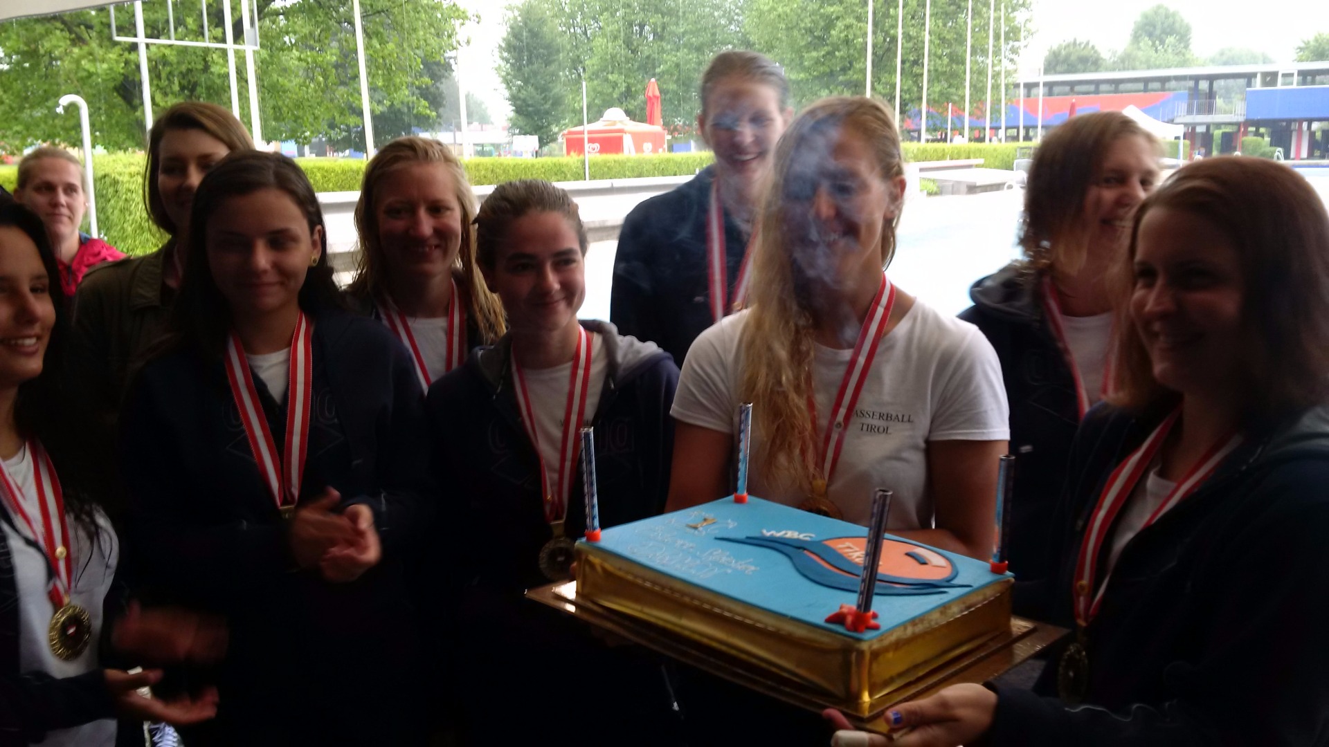 In einem spannenden Finalspiel gegen Bregenz/Dornbirn gewannen die Damen des Wasserballclubs Tirol die Österreichischen Staatsmeisterschaften. Sportreferent Vizebürgermeister Christoph Kaufmann gratulierte persönlich der Mannschaft und bedankte sich bei den TrainerInnen sowie bei Präsident Richard Kössler für die erfolgreiche Saison.