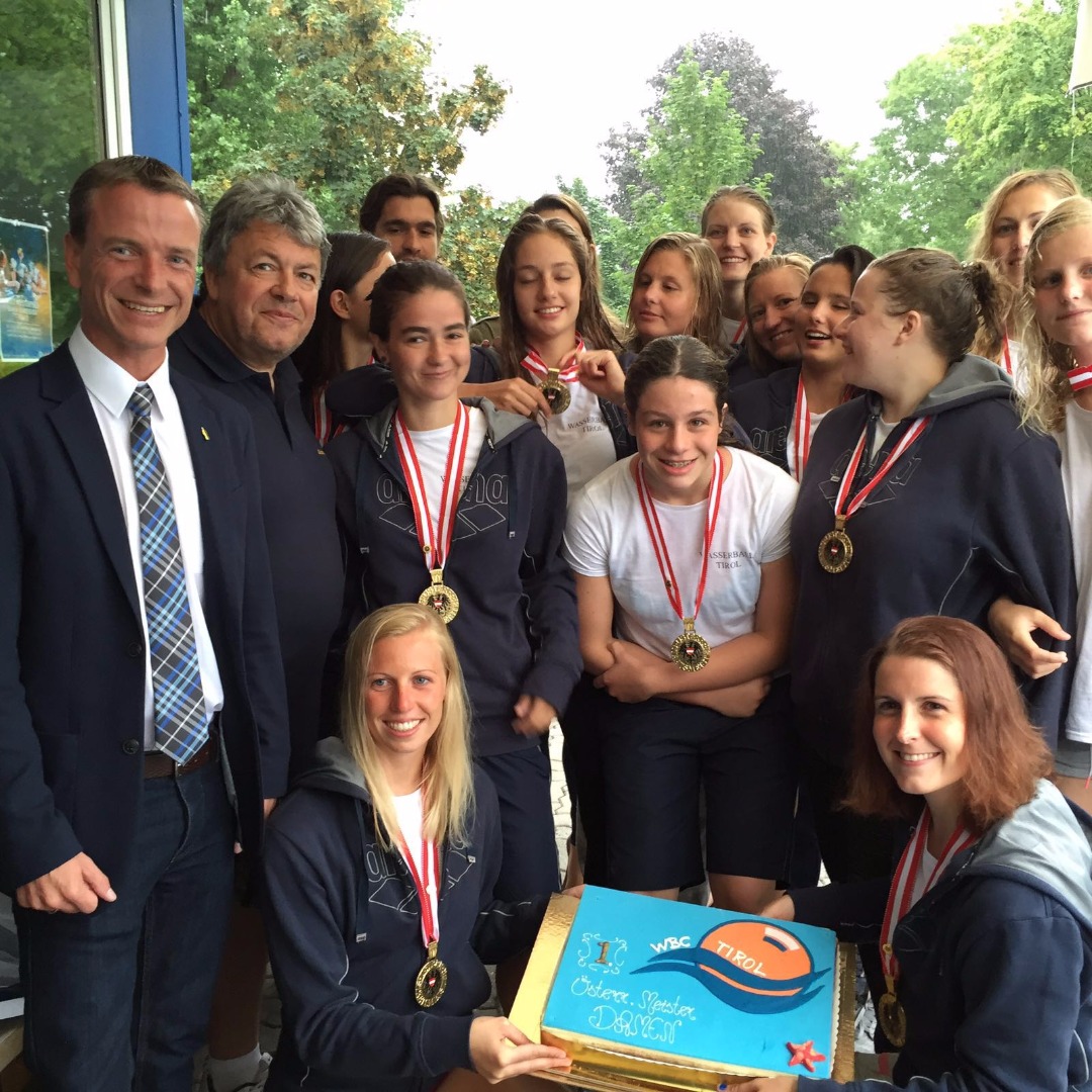 In einem spannenden Finalspiel gegen Bregenz/Dornbirn gewannen die Damen des Wasserballclubs Tirol die Österreichischen Staatsmeisterschaften. Sportreferent Vizebürgermeister Christoph Kaufmann gratulierte persönlich der Mannschaft und bedankte sich bei den TrainerInnen sowie bei Präsident Richard Kössler für die erfolgreiche Saison.