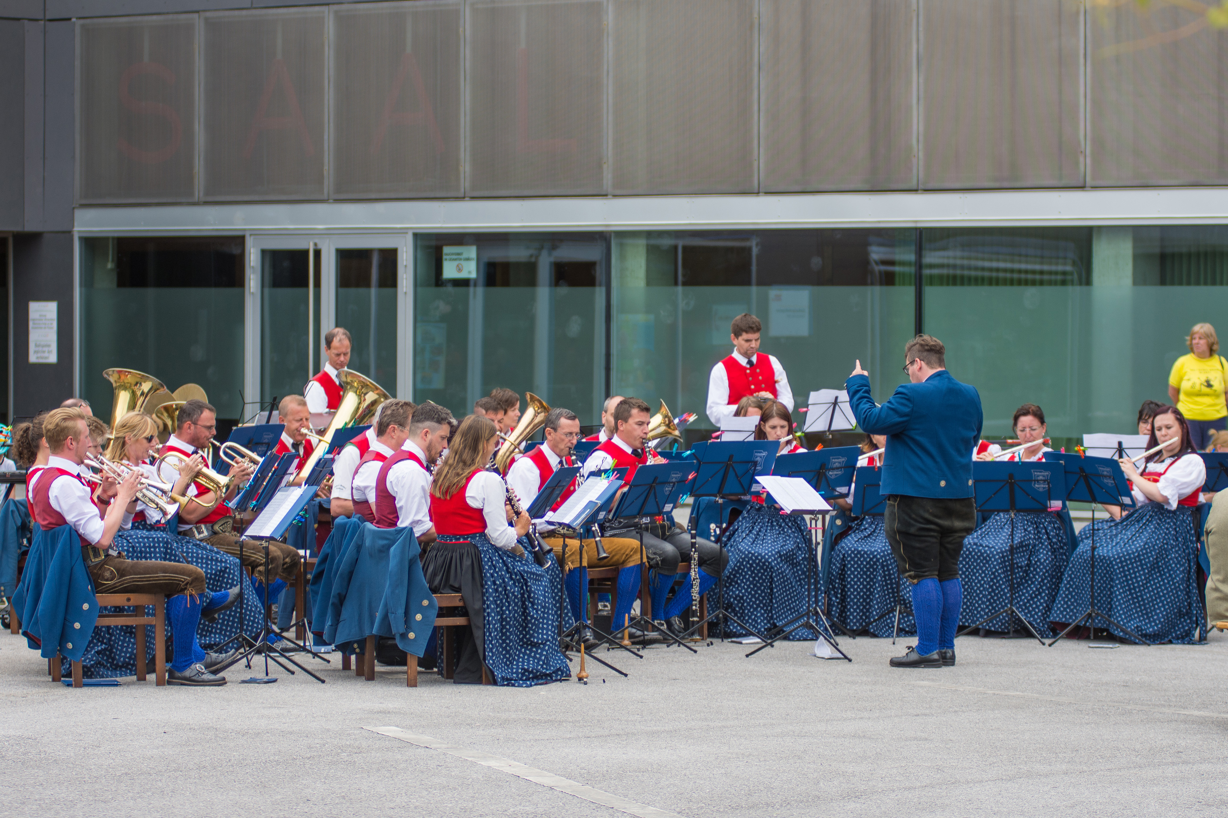Vizebürgermeister Christoph Kaufmann eröffnete das Platzkonzert der Speckbacher Musikkapelle am DDr. Alois Lugger Platz. Gemeinsam mit der Pfarre St. Pius X und der Freiwilligen Feuerwehr Neu Arzl organisierte die Speckbacher Musikkapelle einen Frühschoppen im Olympischen Dorf .