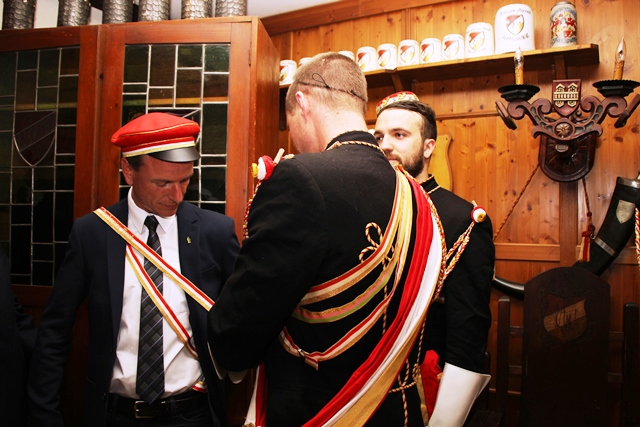 Dankes–Bandverleihung für besondere Verdienste um die katholisch, Österreichische Studentenverbindung im Tiroler Mittelschüler Verband "Amelungia" zu Innsbruck für Vizebürgermeister Christoph Kaufmann.