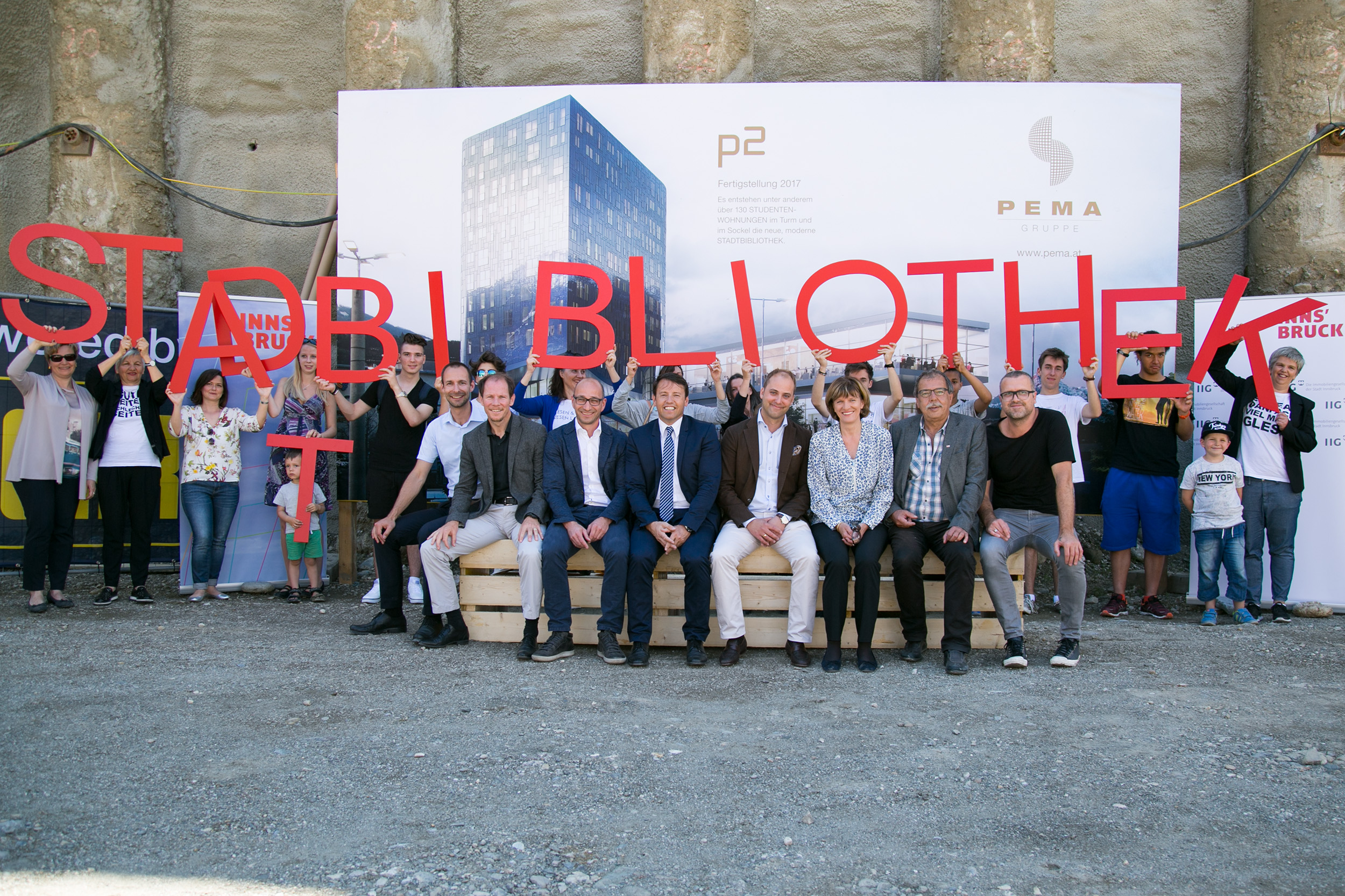 Bei der Spatenstich-Feier für das PEMA2 Gebäude (sitzend, v.r.): Autor Bernhard Aichner, Stadtrat Gerhard Fritz, Bürgermeisterin Christine Oppitz-Plörer, GF Markus Schafferer (PEMA-Gruppe) und GF Franz Danler mit den Mitarbeitern der IIG.