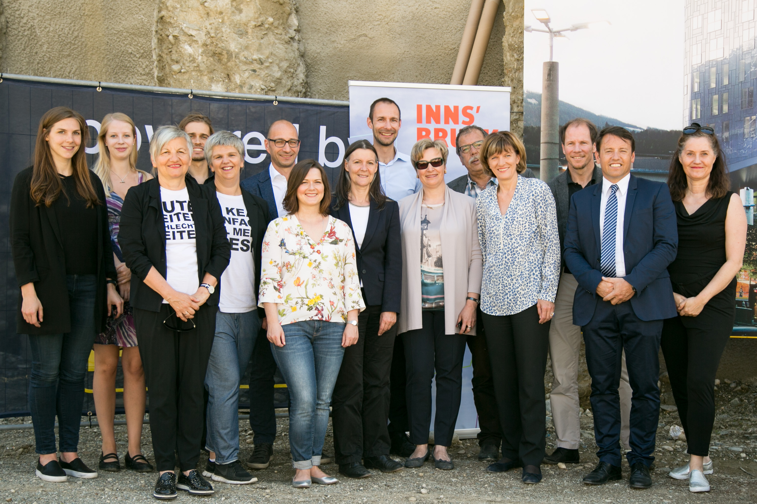 Bürgermeisterin Christine Oppitz-Plörer (4.v.l.), Stadtrat Gerhard Fritz (5.v.l.), Geschäftsführer IIG Franz Danler (2.v.l.) und Abteilungsleiterin der MA V - Gesellschaft, Kultur, Gesundheit und Sport Birgit Neu (6.v.l.) mit den MitarbeiterInnen der Stadtbibliothek und der IIG.