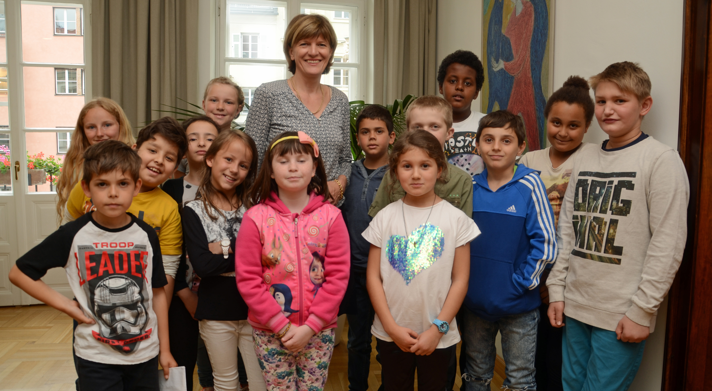 20 SchülerInnen der 3. Klasse der VS Angergasse blickten Bürgermeisterin Christine Oppitz-Plörer für kurze Zeit über die Schulter. Die Kinder bekamen eine Rathausführung und durften danach im Stadtsenatssitzungszimmer Fragen an das Stadtoberhaupt stellen. Zum Schluss bekamen sie alle einen Turnbeutel als Erinnerungsgeschenk.