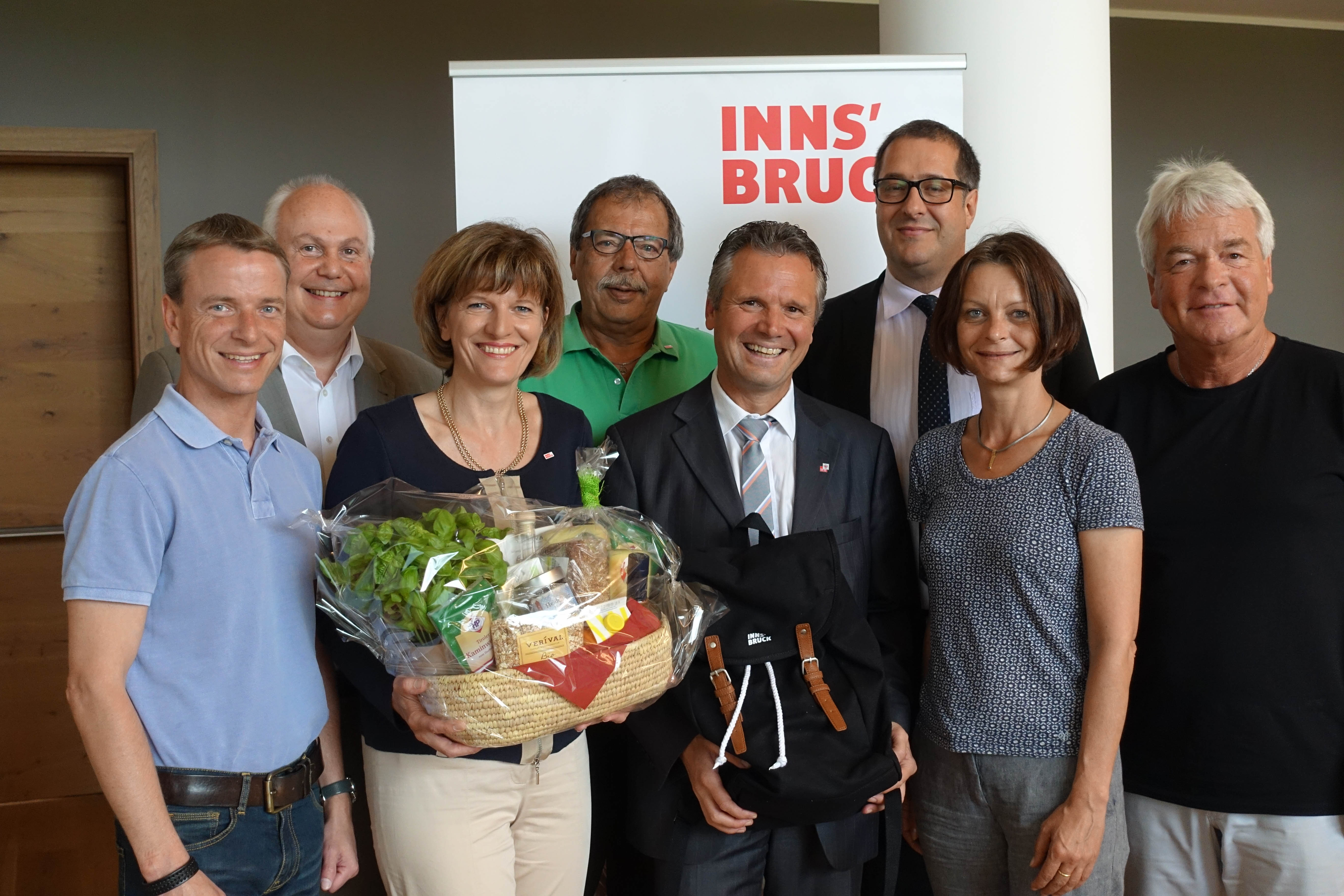 Ein Gruppenfoto mit Bezirkshauptmann Dr. Christoph Platzgummer (M.) zum Start der Klausur. Die Innsbrucker Stadtregierung: Vizebürgermeis-ter Christoph Kaufmann, Stadtrat Andreas Wanker, Bürgermeisterin Mag.a Christine Oppitz-Plörer, Stadtrat Mag. Gerhard Fritz, Stadtrat Franz X. Gruber, Vizebürgermeisterin Mag.a Sonja Pitscheider und Stadtrat Ernst Pechlaner (v. l.)