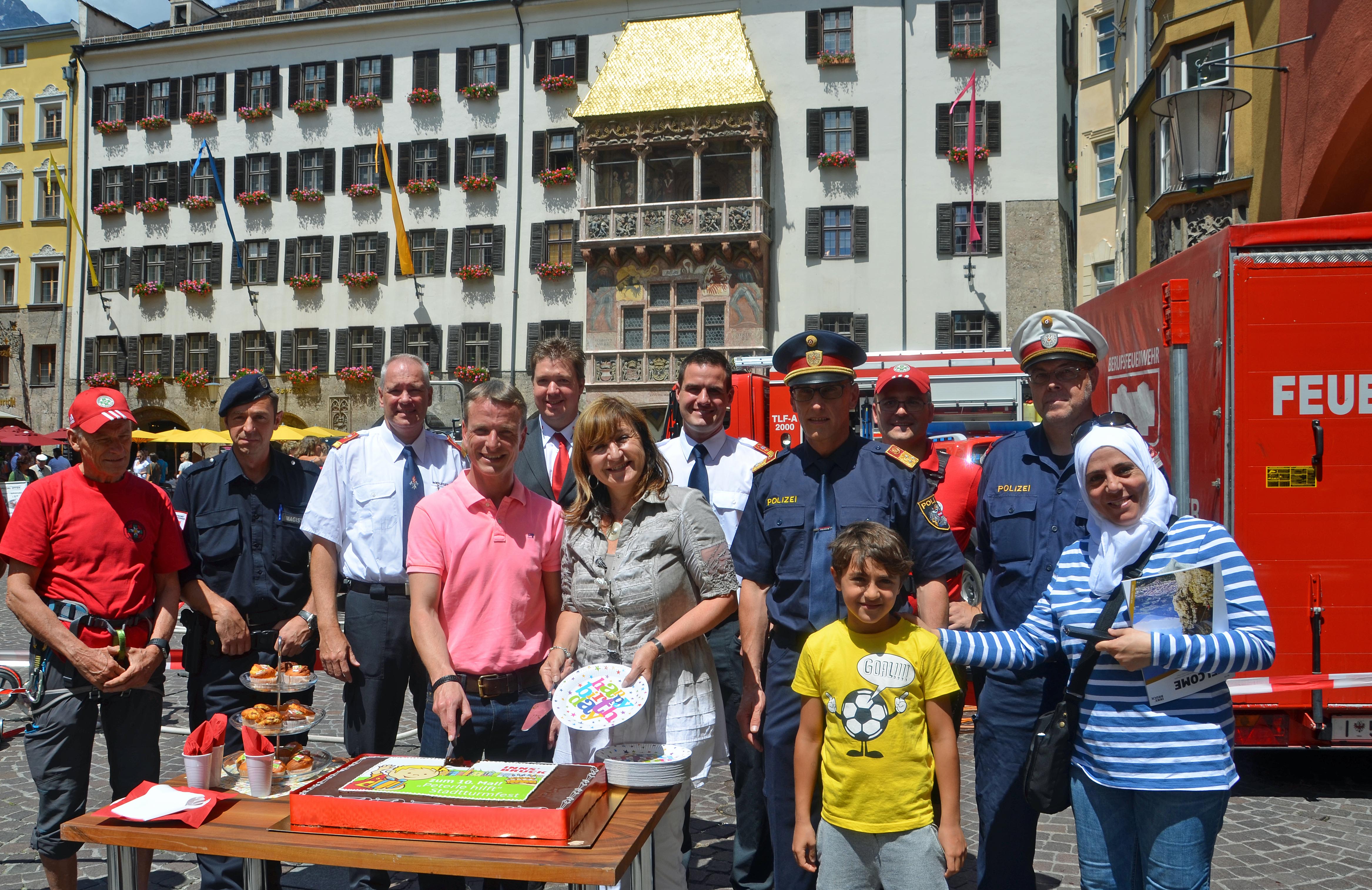 Eine Geburtstagskuchen und zahlreiche Gäste durfte beim 10. „Peterle hilft“-Fest nicht fehlen. Walter Spitzenstätter (Bergrettung), Markus Hell (MÜG), Branddirektor-Stellvertreter DI Martin Gegenhuber, Vizebürgermeister Christoph Kaufmann, Mag. Rupert Mayerhofer, MSc (Obmann Rotes Kreuz - Freiwillige Rettung Innsbruck), Landesrätin Dr.in Beate Palfrader, Branddirektor Mag. (FH) Helmut Hager, Stadtpolizeikommandant Oberst Martin Kirchler, BA, Mag. Florian Bichteler (Bergrettung) und Gruppeninspektor Walter Jehle feierten wie viele weitere kleine und große Gäste mit.