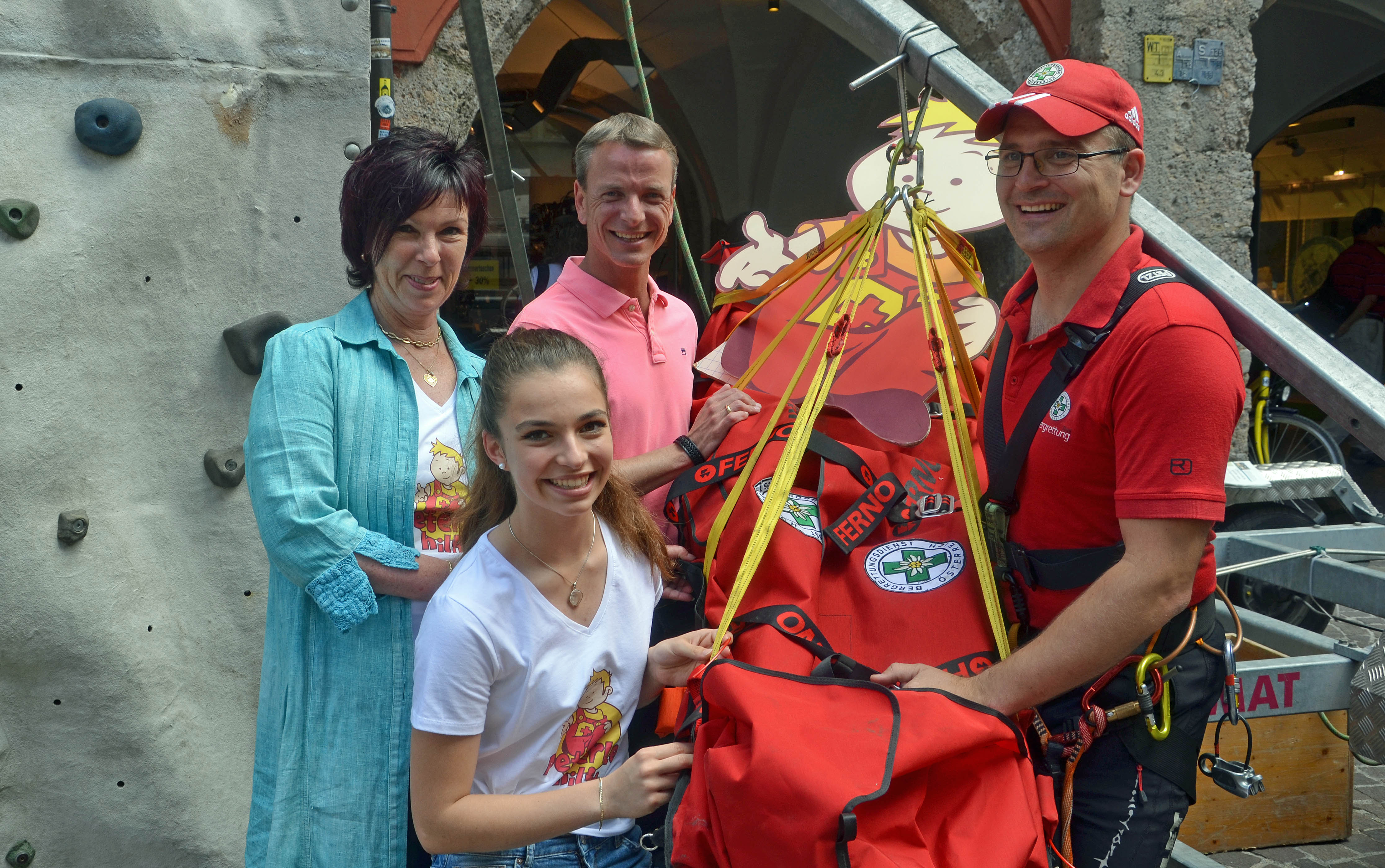 Viele helfende Hände sorgten für ein abwechslungsreiches "Peterle hilft"-Fest. Am Bild (v. l.) Organisatorin und Referatsleiterin Mag.a Uschi Klee (Frauen, Familien und SeniorInnen), Felizitas, Vizebürgermeister Christoph Kaufmann und Bergretter Mag. Florian Bichteler