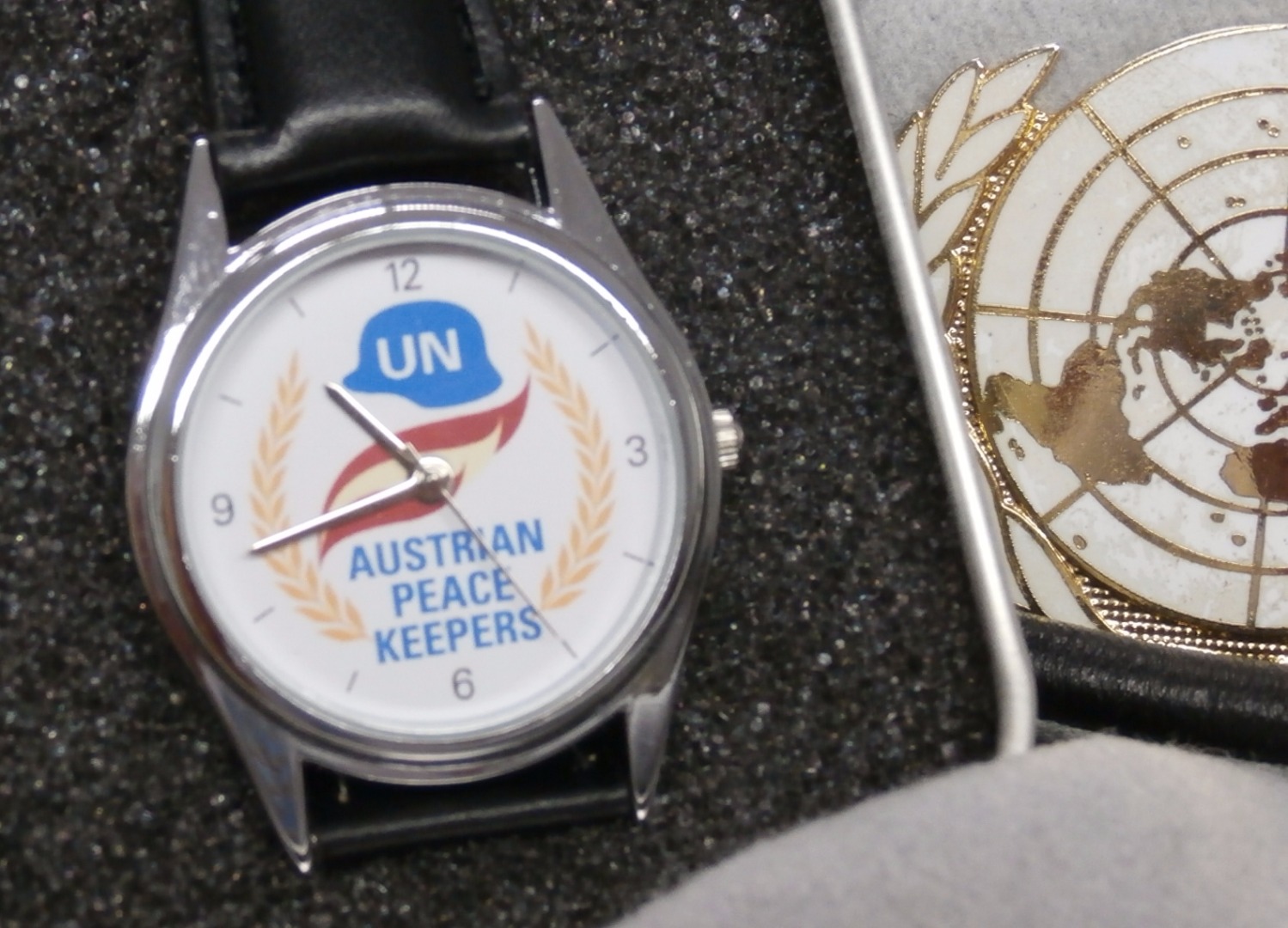 Der Grund für den Besuch bei Bürgermeisterin Christine Oppitz-Plörer von Gerhard F. Dujmovits, Wachtmeister außer Dienst (Bundesheer) war einerseits die Übergabe einer Urkunde für Bürgermeisterin Oppitz-Plörer für ihre großzügige Unterstützung und besonderen Verdienste gegenüber der "Peacekeeper". Außerdem absolvierte er beim Innsbrucker Stadtoberhaupt seinen Antrittsbesuch als neue Landesleiter Tirol der Vereinigung "Österreichischer Peacekeeper".
Der Verein "Österreichischer Peacekeeper "wurde am 14. Dezember 1995 gegründet und hat derzeit in Österreich rund 1.800, in Tirol etwa 160 Mitglieder. Es ist sozusagen ein Verein mit neun Landesgruppen, die aus SoldatInnen, PolizistInnen und ZivilistInnen bestehen, die im Ausland im Friedenseinsatz waren. Die „Blauhelme“ setzen sich unter anderem zum Ziel, Kontakte zu fördern und den Erfahrungsaustausch auf nationaler und internationaler Ebene zwischen den Peacekeepern zu fördern. Außerdem stärken sie Kontakte mit staatlichen Stellen, Vereinen und sonstigen Organisationen in Bezug auf internationale Friedenseinsätze. Sie fördern alle Maßnahmen, um Frieden und die Menschenrechte zu erhalten bzw. zu wahren und Österreich bei internationalen Friedenseinsätzen eine aktivere Rolle zu geben.