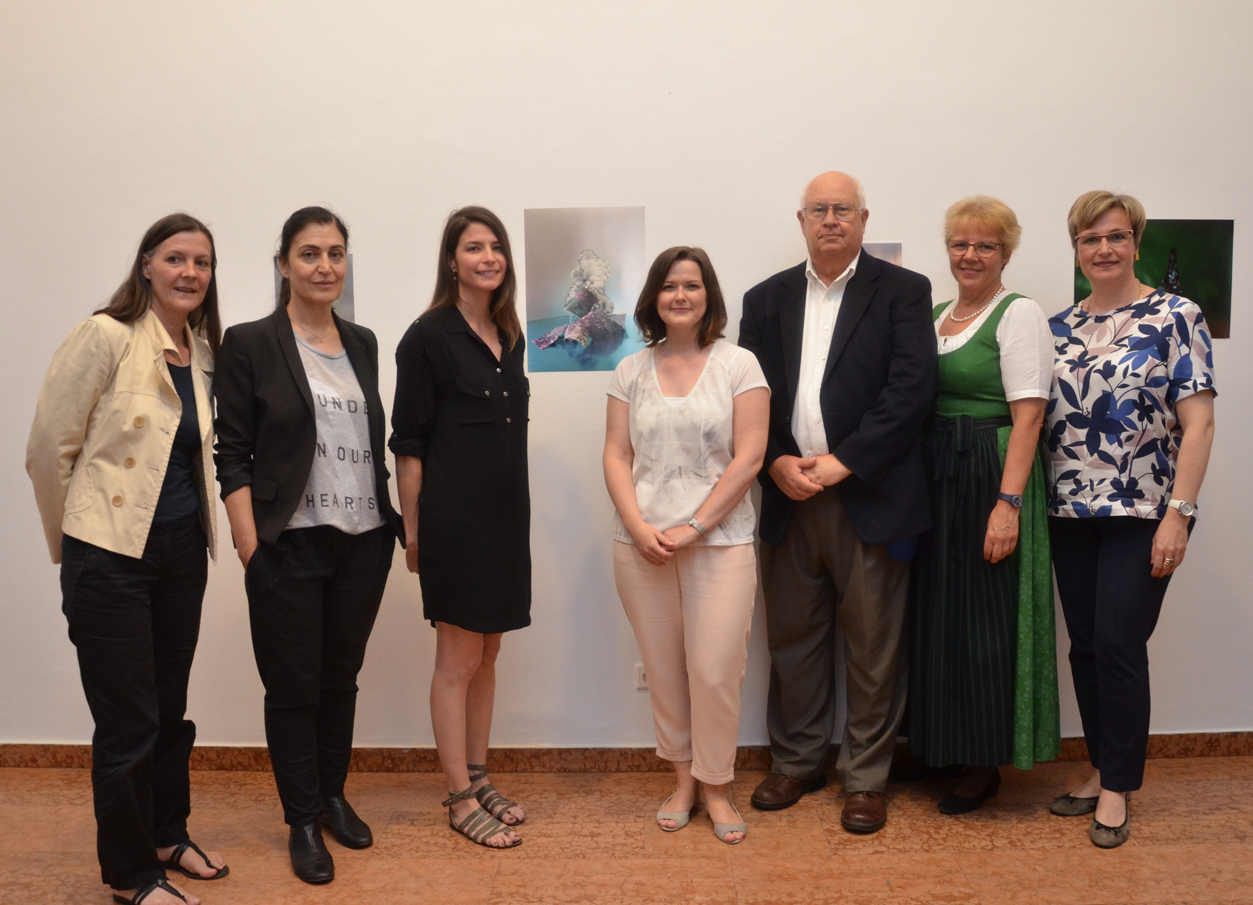 Die junge Künstlerin aus New Orleans, Valerie Corradetti (3.v.l.), sowie der Direktor der International Summer School of New Orleans, Robert Dupont (3.v.r.), wurden von Kulturamtsleiterin Maria-Luise Mayr (l.), der Kulturausschussvorsitzenden Patrizia Moser (2.v.l.), Natalie Pedevilla (Referatsleiterin Bildende Kunst und Kulturprojekte, M.), Gemeinderätin Herlinde Keuschnigg (2.v.r) sowie Abteilungsleiterin Birgit Neu (r.) herzlich in der Andechsgalerie willkommen geheißen.
