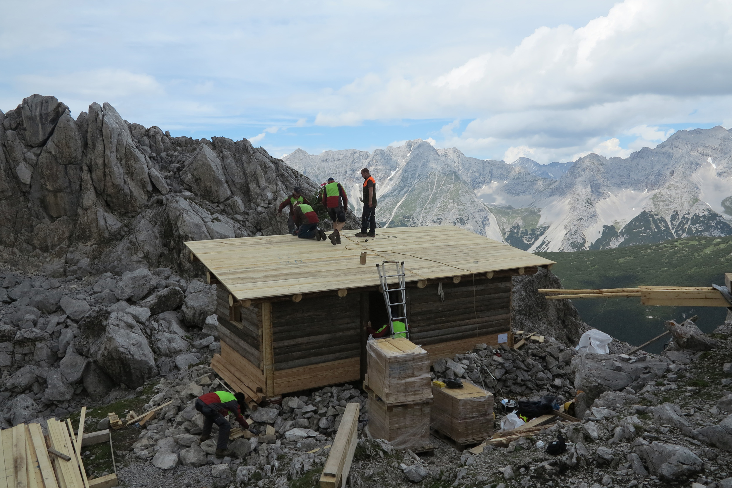 Die Mitarbeiter des städtischen Forstamtes beim Wiederaufbau und der stufenweisen Rekonstruktion der Geierwally Hütte.