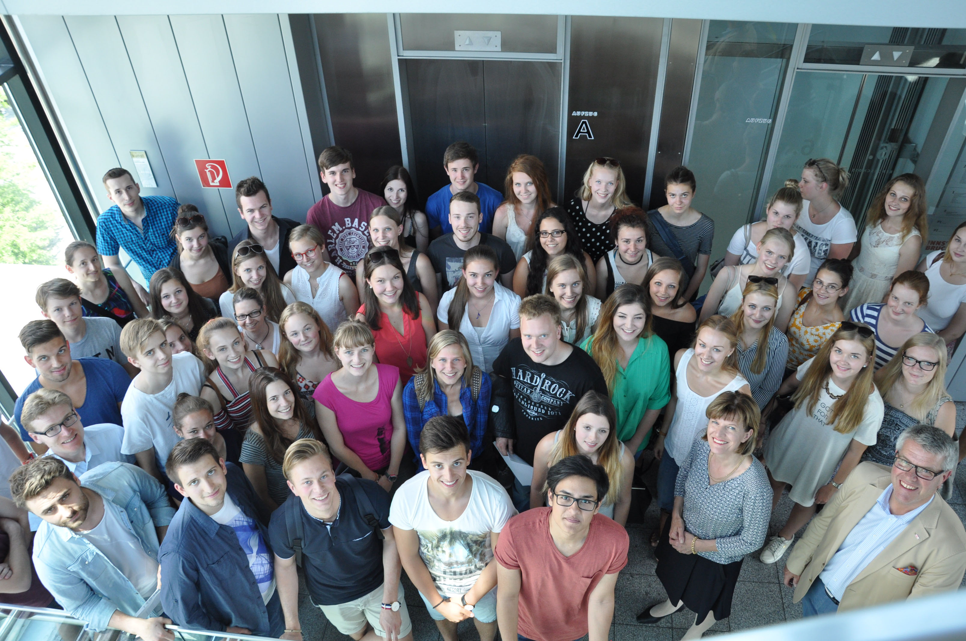 Bürgermeisterin Christine Oppitz-Plörer und Amtsvorstand Ferdinand Neu (vorne, r.) freuen sich über die vielen engagierten Ferialkräfte.