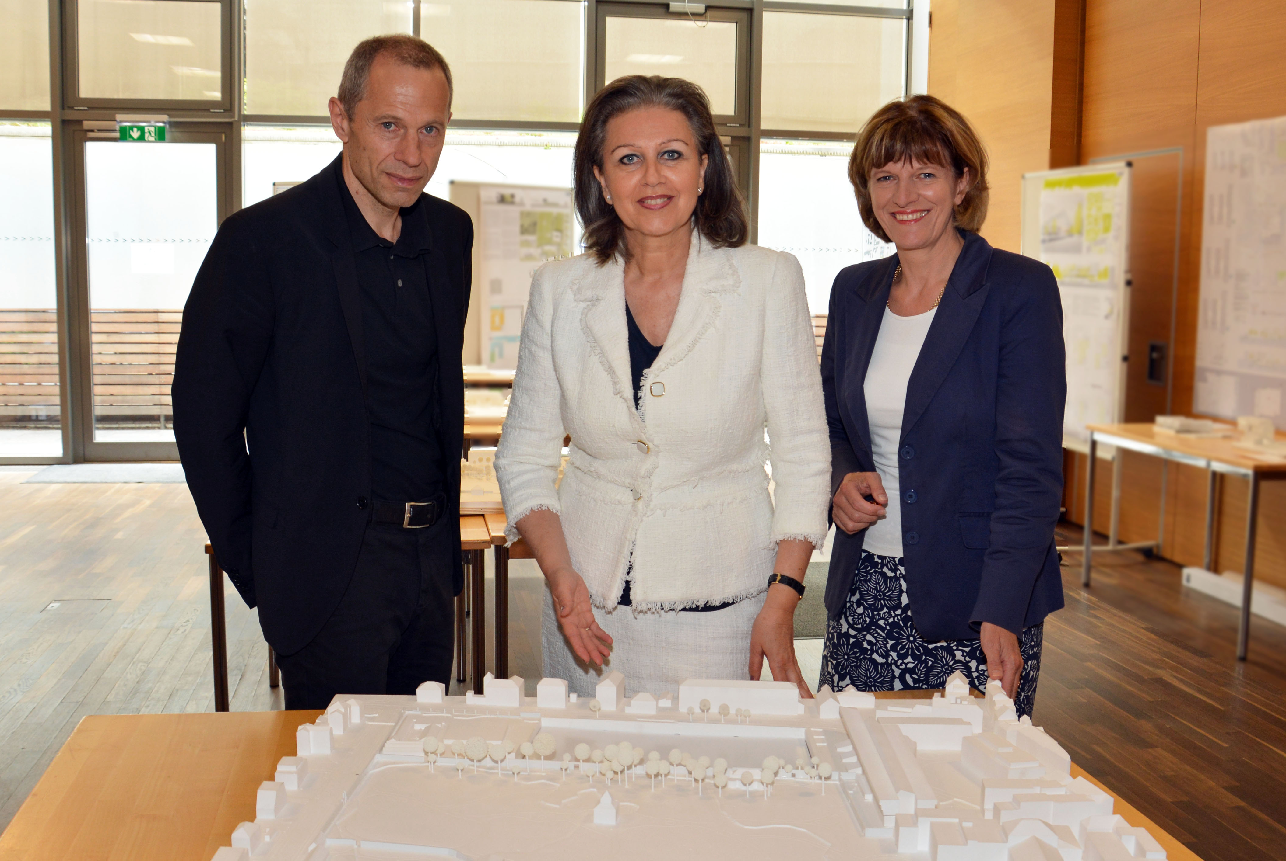 Bei der Jurysitzung zum Neubau des MCI (v.l.): Architekt Dietmar Feichtinger (Juryvorsitzender), Landesrätin Patrizia Zoller-Frischauf und Bürgermeisterin Christine Oppitz-Plörer