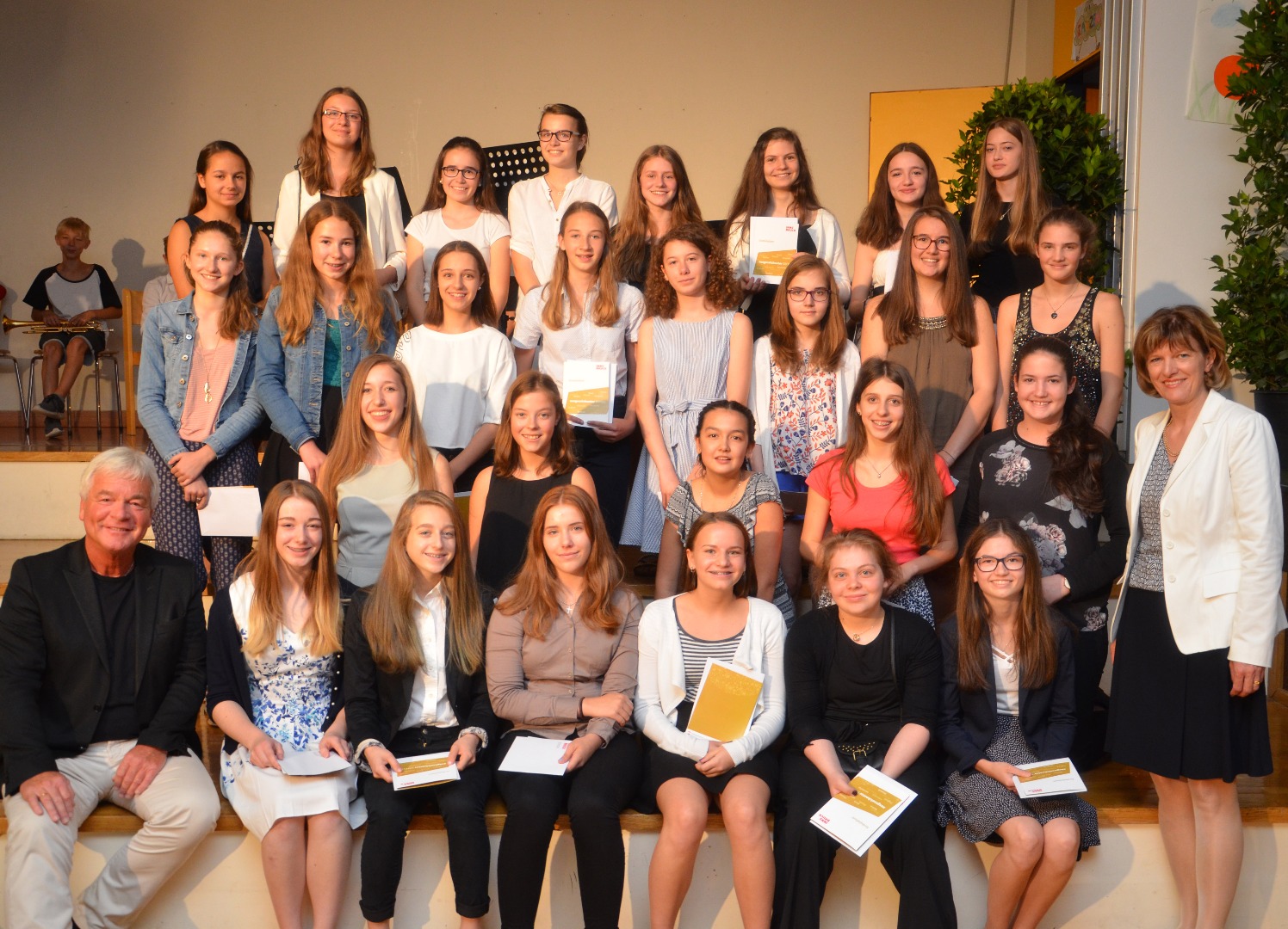 Die SchülerInnen der Neuen Mittelschule Kettenbrücke freuten sich gemeinsam mit Bürgermeisterin Oppitz-Plörer (rechts) und Stadtrat Pechlaner (links) über die verdiente Auszeichnung.