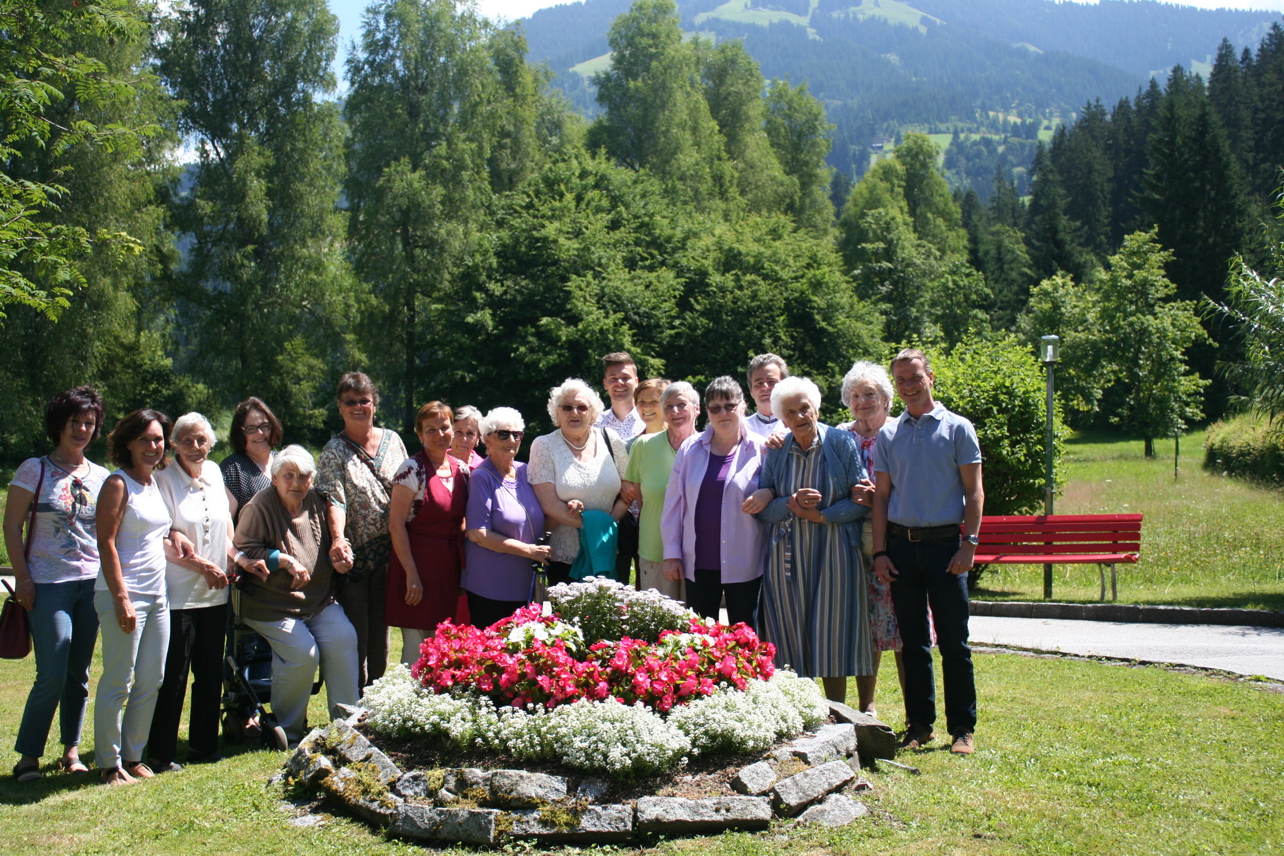 Vizebürgermeister und SeniorInnenreferent Christoph Kaufmann besuchte die Innsbrucker SeniorInnen in Westendorf: Die Stadt Innsbruck bietet ihren SeniorInnen alljährlich die Möglichkeit einen Erholungsurlaub in Westendorf zu verbringen. Damit können die Innsbrucker SeniorInnen schöne Urlaubstage in geselligem Kreis, bei bester Verpflegung und netter Begleitung verbringen. Nähere Informationen im Referat Frauen, Familien und SeniorInnen, Frau Uschi Klee, +43 512 5360 4202