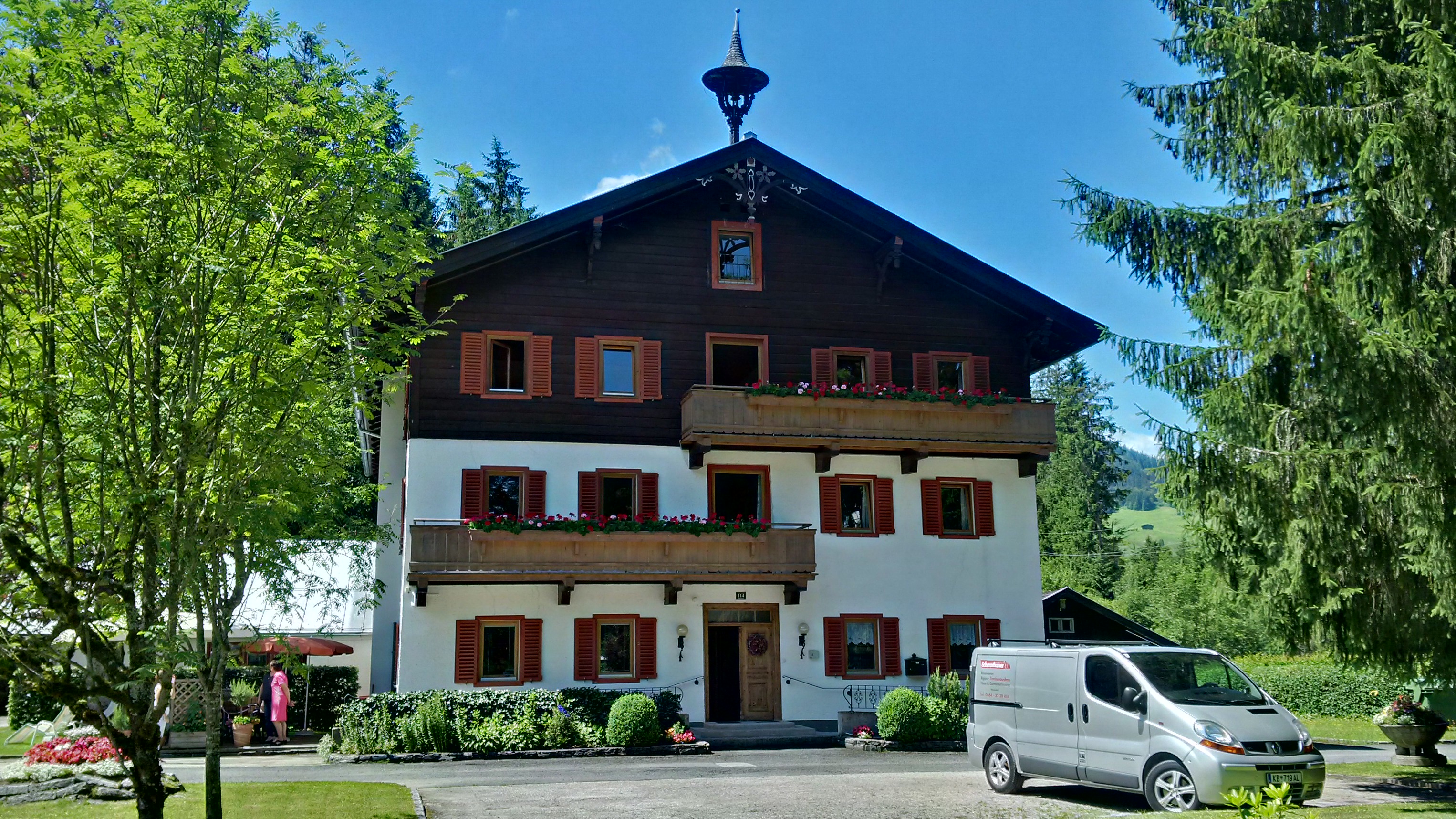 Vizebürgermeister und SeniorInnenreferent Christoph Kaufmann besuchte die Innsbrucker SeniorInnen in Westendorf: Die Stadt Innsbruck bietet ihren SeniorInnen alljährlich die Möglichkeit einen Erholungsurlaub in Westendorf zu verbringen. Damit können die Innsbrucker SeniorInnen schöne Urlaubstage in geselligem Kreis, bei bester Verpflegung und netter Begleitung verbringen. Nähere Informationen im Referat Frauen, Familien und SeniorInnen, Frau Uschi Klee, +43 512 5360 4202