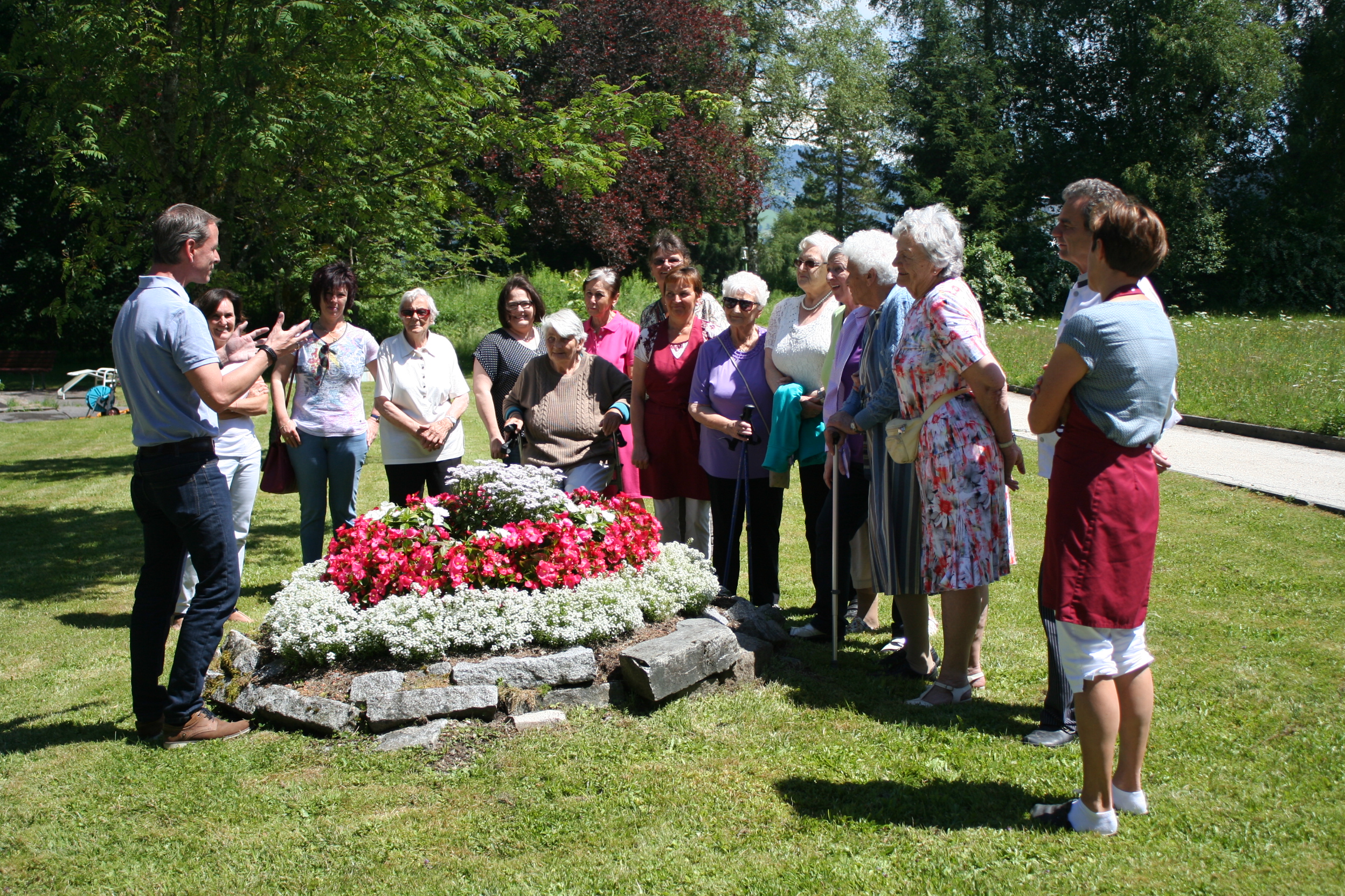 Vizebürgermeister und SeniorInnenreferent Christoph Kaufmann besuchte die Innsbrucker SeniorInnen in Westendorf: Die Stadt Innsbruck bietet ihren SeniorInnen alljährlich die Möglichkeit einen Erholungsurlaub in Westendorf zu verbringen. Damit können die Innsbrucker SeniorInnen schöne Urlaubstage in geselligem Kreis, bei bester Verpflegung und netter Begleitung verbringen. Nähere Informationen im Referat Frauen, Familien und SeniorInnen, Frau Uschi Klee, +43 512 5360 4202