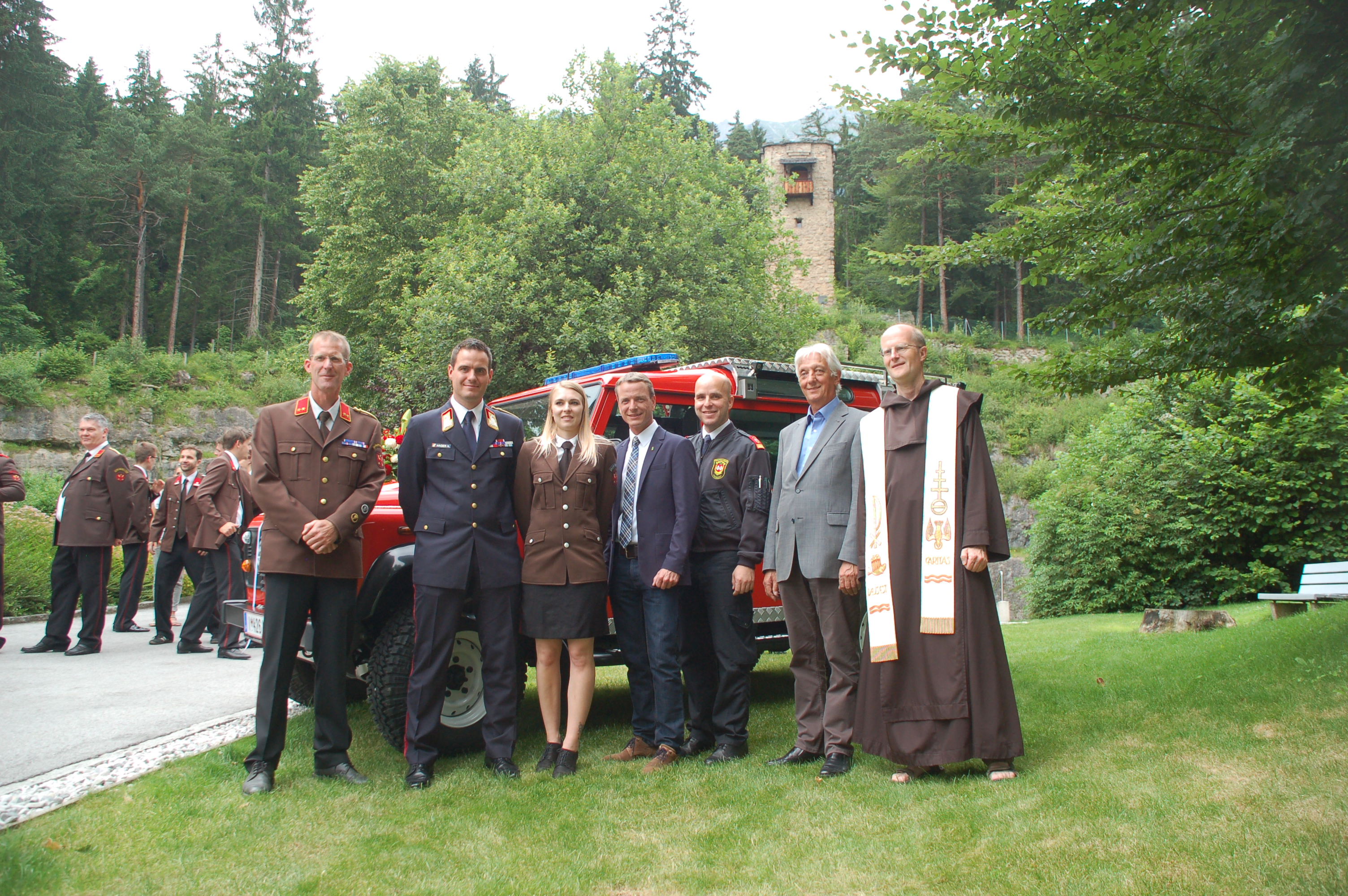 Im Beisein von AK-Vizepräsident Ambros‎ Knapp sowie Vizebürgermeister und Feuerwehrreferent Christoph Kaufmann segnete Pater Peter einen neuen Landrover der FF Hungerburg. Im Anschluss fand ein Stadtteilfest am Areal der Arbeiterkammer Seehof mit der Bevölkerung statt.