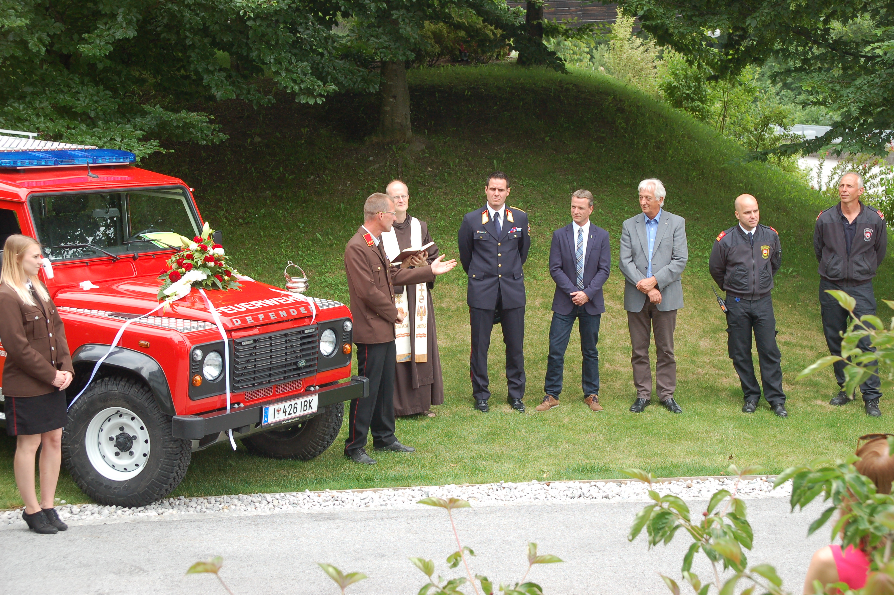 Im Beisein von AK-Vizepräsident Ambros‎ Knapp sowie Vizebürgermeister und Feuerwehrreferent Christoph Kaufmann segnete Pater Peter einen neuen Landrover der FF Hungerburg. Im Anschluss fand ein Stadtteilfest am Areal der Arbeiterkammer Seehof mit der Bevölkerung statt.