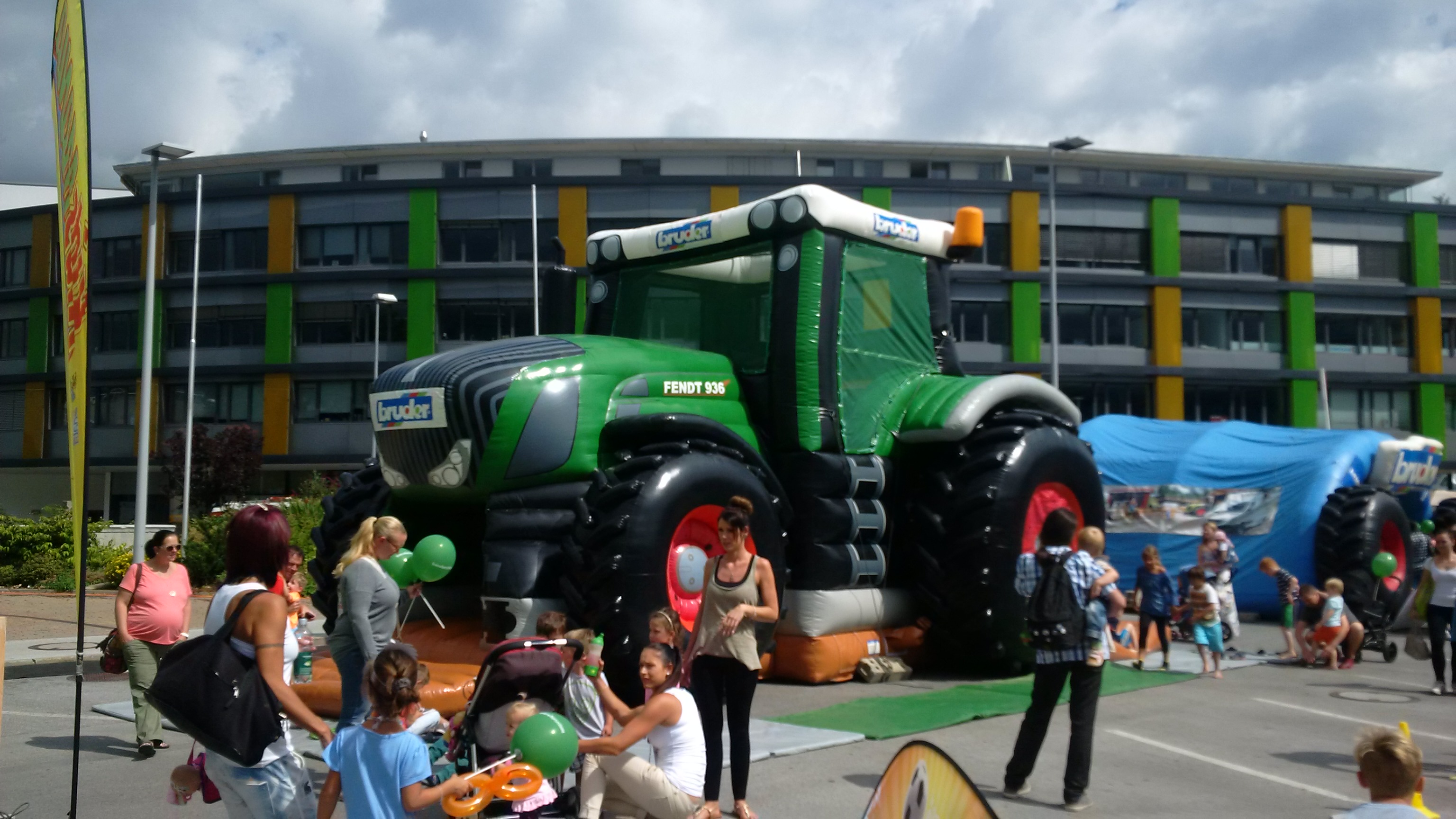 Gemeinsam mit Bürgermeisterin Christine Oppitz-Plörer, Vizebürgermeister Christoph Kaufmann (l.) und Centermanager Helmut Larch (r.) wurde der 29. Innsbrucker Ferienzug im DEZ eröffnet. Auch heuer werden von der Stadt Innsbruck über 400 Veranstaltungen, von den Kategorien Sport bis zu Natur, für alle Kinder und Jugendlichen in der Ferienzeit angeboten.