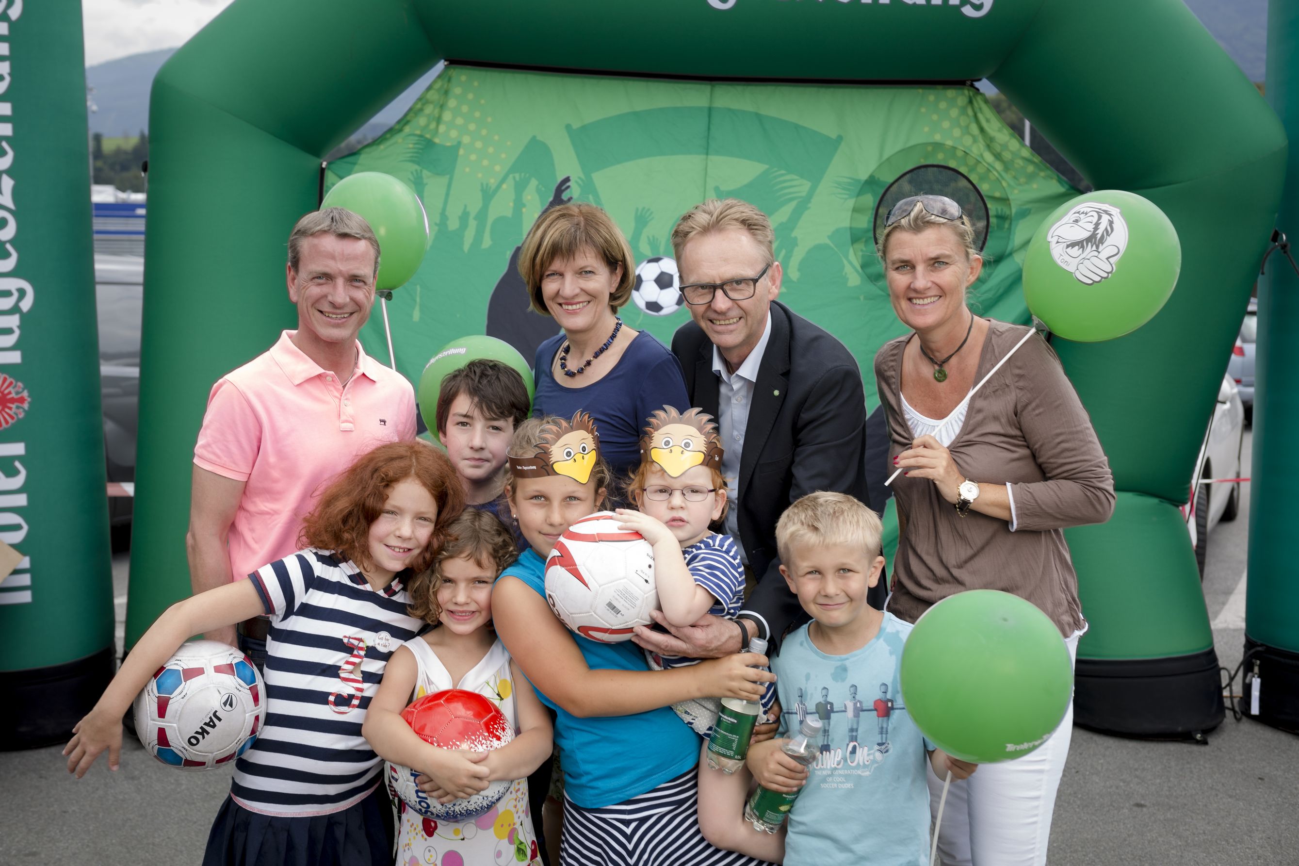 Gemeinsam mit Bürgermeisterin Christine Oppitz-Plörer, Vizebürgermeister Christoph Kaufmann (l.) und Centermanager Helmut Larch (r.) wurde der 29. Innsbrucker Ferienzug im DEZ eröffnet. Auch heuer werden von der Stadt Innsbruck über 400 Veranstaltungen, von den Kategorien Sport bis zu Natur, für alle Kinder und Jugendlichen in der Ferienzeit angeboten.