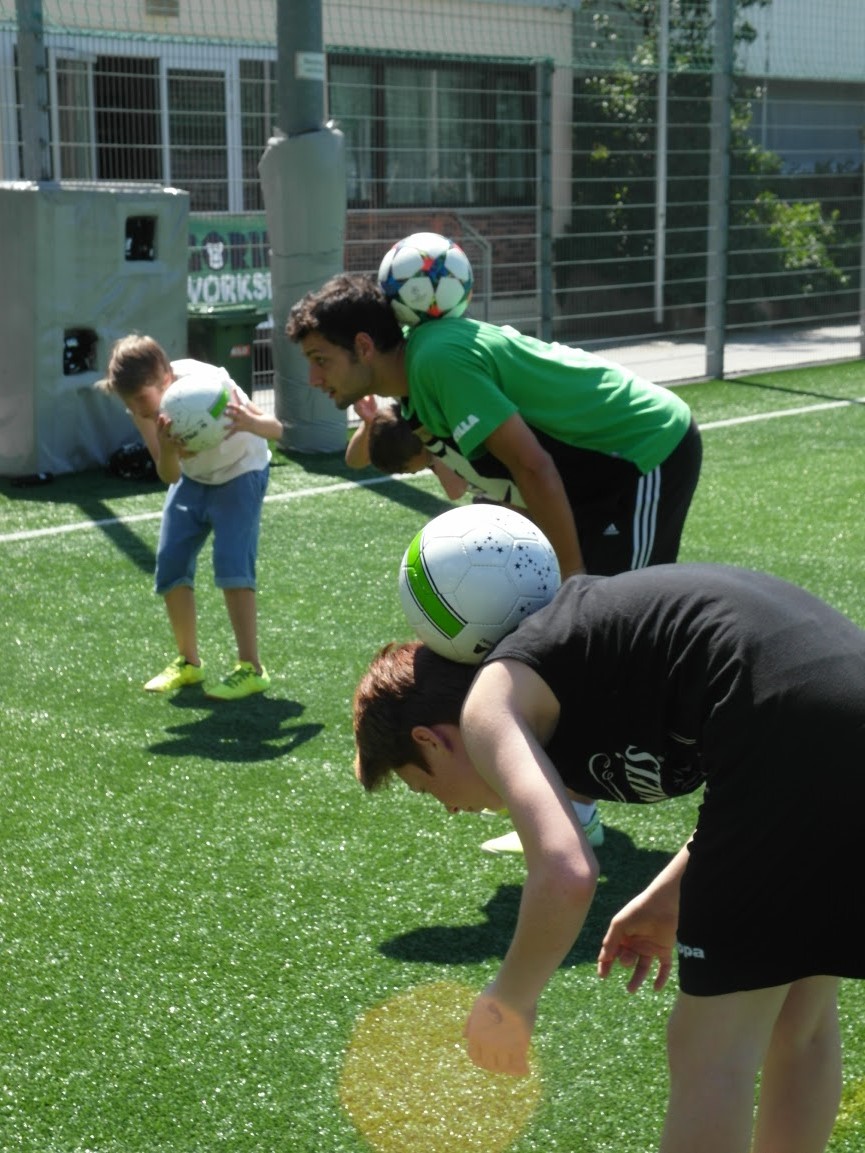 Ende Juni begeisterten junge prominente Freestyle-Sportler mit dem Jugendprojekt „Gorilla“ einen ganzen Tag lang die Schüler und Schülerinnen der NMS Hötting West. Bei Breakdance, Longboard, Streetskaten, Freestyle-Soccer, Freestyle-Frisbee, Artistic/ Slackline und Footbag konnten die Kinder viel Spaß und Action erleben, motiviert durch das beeindruckende Eigenkönnen der engagierten Topsportler. Zudem gab es in vier Ateliers für die Kids im halbstündigen Wechsel viel über Ernährung, Gesundheit und Nachhaltigkeit zu lernen. 

Reich beschenkt mit Gorilla–Footbag, hochwertiger Trinkflasche und einem coolen Kochbuch haben die Kids von Hötting West die Aufforderung verstanden: Mehr Verantwortung für das eigene Wohlbefinden und für unsere Umwelt ist cool!