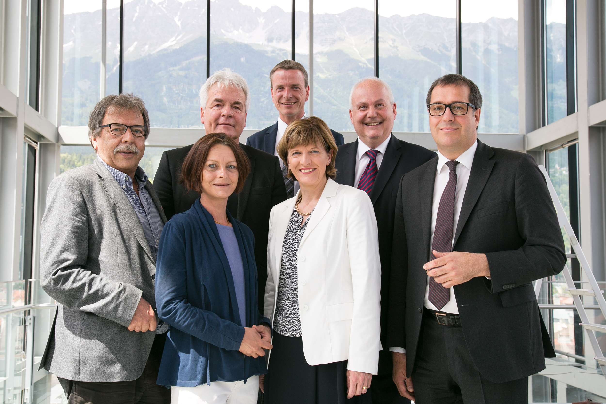 Die Regierungsmitglieder trafen sich im Vorfeld der Pressekonferenz für ein gemeinsames Foto: StR Gerhard Fritz, Vizebürgermeisterin Sonja Pitscheider, Bürgermeisterin Christine Oppitz-Plörer, StR Franz X. Gruber (vordere Reihe; v.l.) sowie StR Ernst Pechlaner, Vizebürgermeister Christoph Kaufmann, StR Andreas Wanker (hintere Reihe; v.l.)