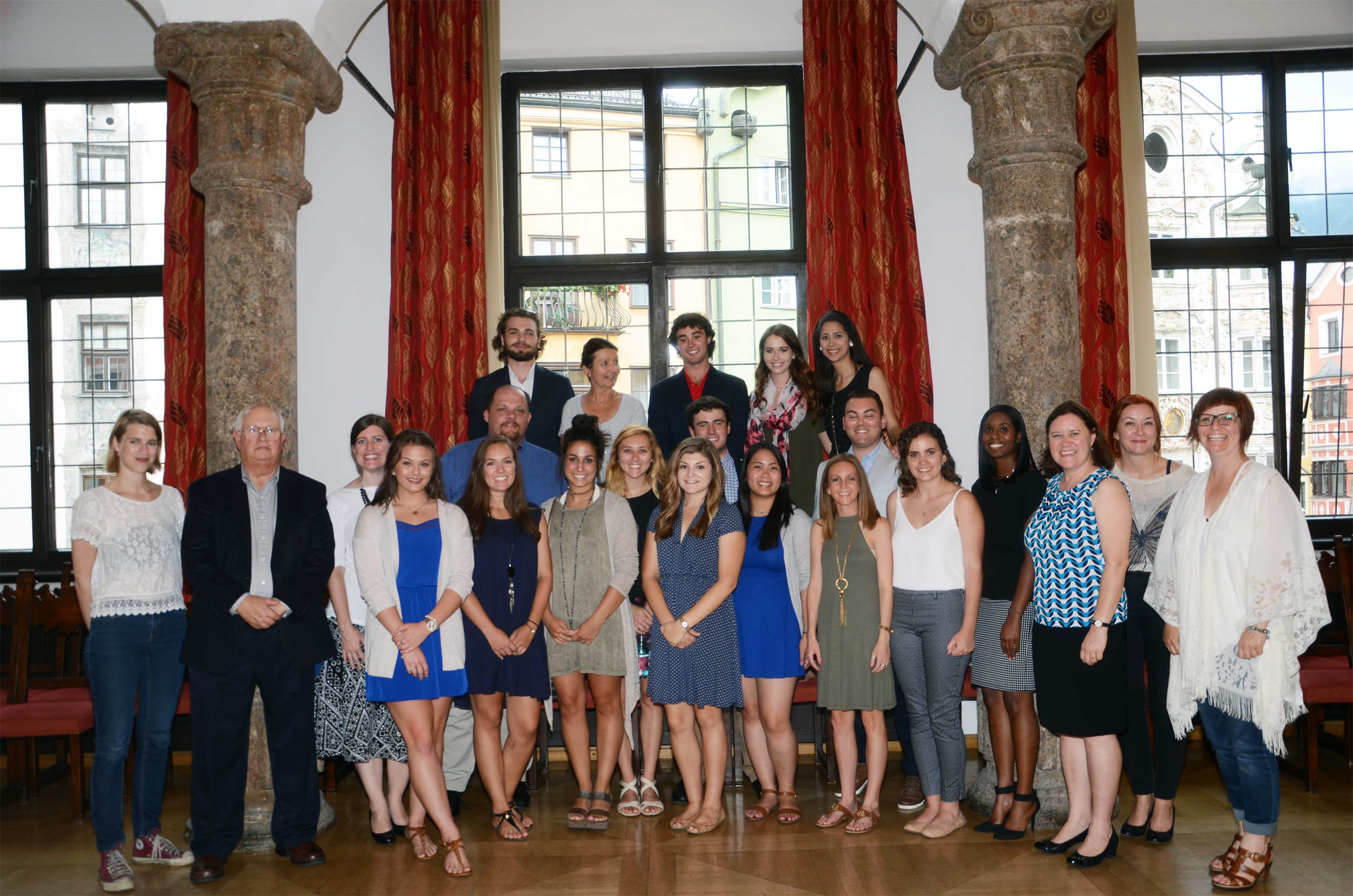 Gemeinderätin Uschi Schwarzl (hinten 2.v.l.) und Robert Dupont (Program Director; 2.v.l.) begrüßten mit Gemeinderätin Sophia Reisecker (l.), Gemeinderätin Renate Krammer-Stark (r.), sowie den Koordinatorinnen der UNO-Summer-School, Marianna Zanotti Martinez (3.v.l.) und Irene Ziegler (3.v.r.) die StudentInnen im Innsbrucker Bürgersaal.