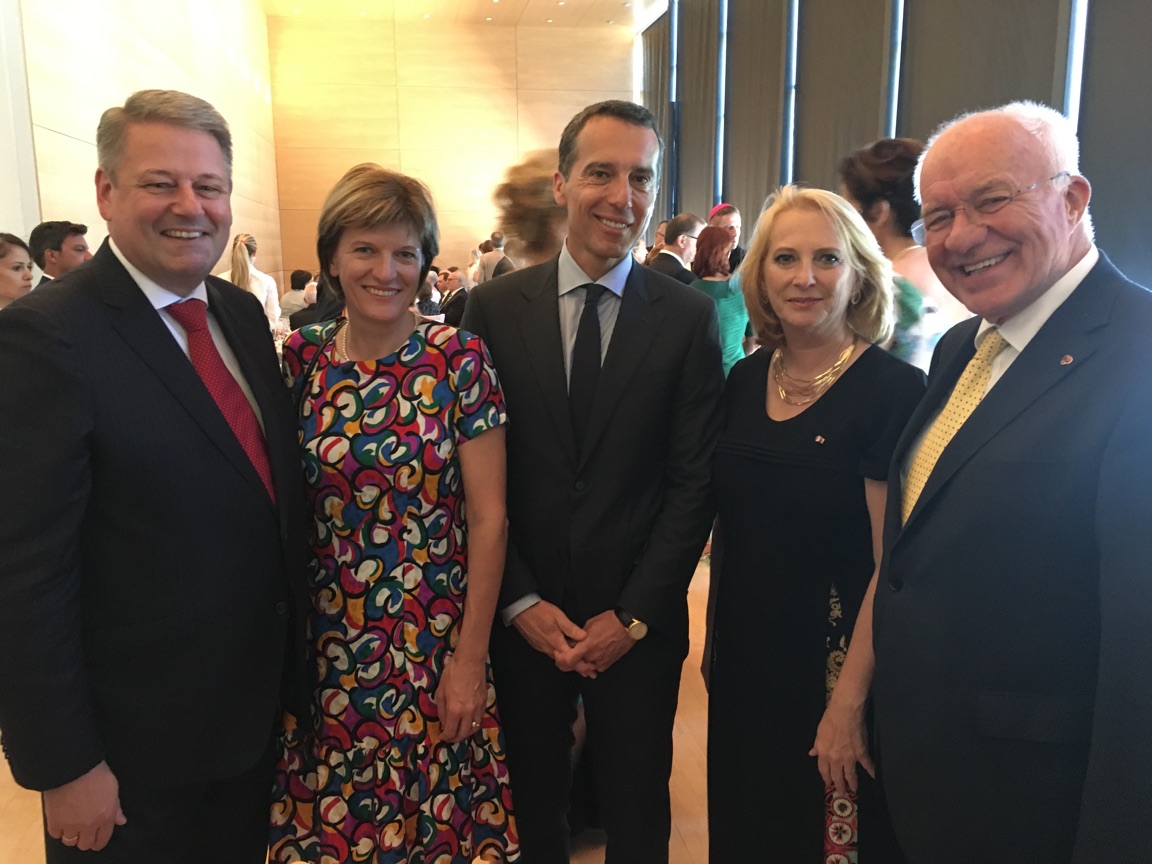 Am 20. Juli wurden die 71. Bregenzer Festspiele eröffnet. Bürgermeisterin Christine Oppitz-Plörer (2.v.l.) und Landtagspräsident Herwig van Staa (r.) nahmen mit Landwirtschaftsminister Andrä Rupprechter, Bundeskanzler Christian Kern und Nationalratspräsidentin Doris Bures (v.l.).