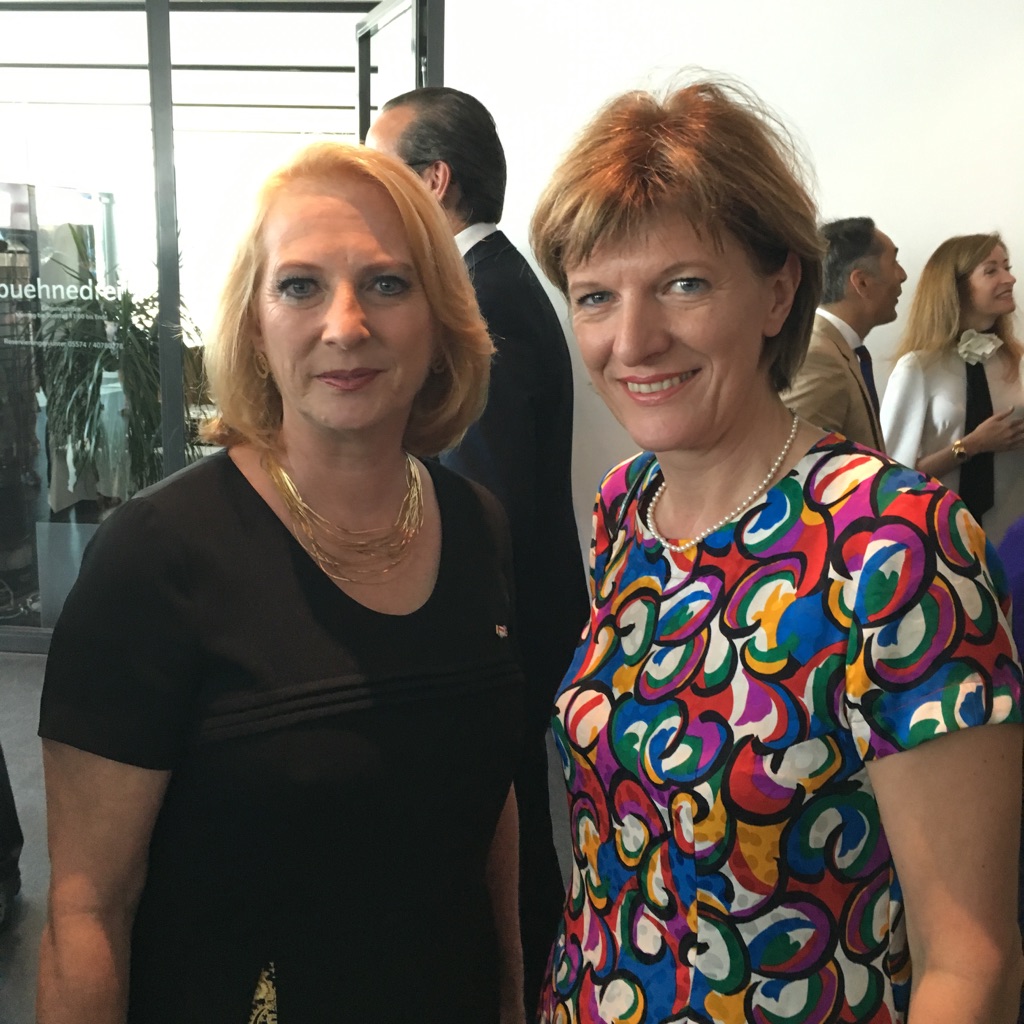 Am 20. Juli wurden die 71. Bregenzer Festspiele eröffnet. Bürgermeisterin Christine Oppitz-Plörer (2.v.l.) und Landtagspräsident Herwig van Staa (r.) nahmen mit Landwirtschaftsminister Andrä Rupprechter, Bundeskanzler Christian Kern und Nationalratspräsidentin Doris Bures (v.l.).