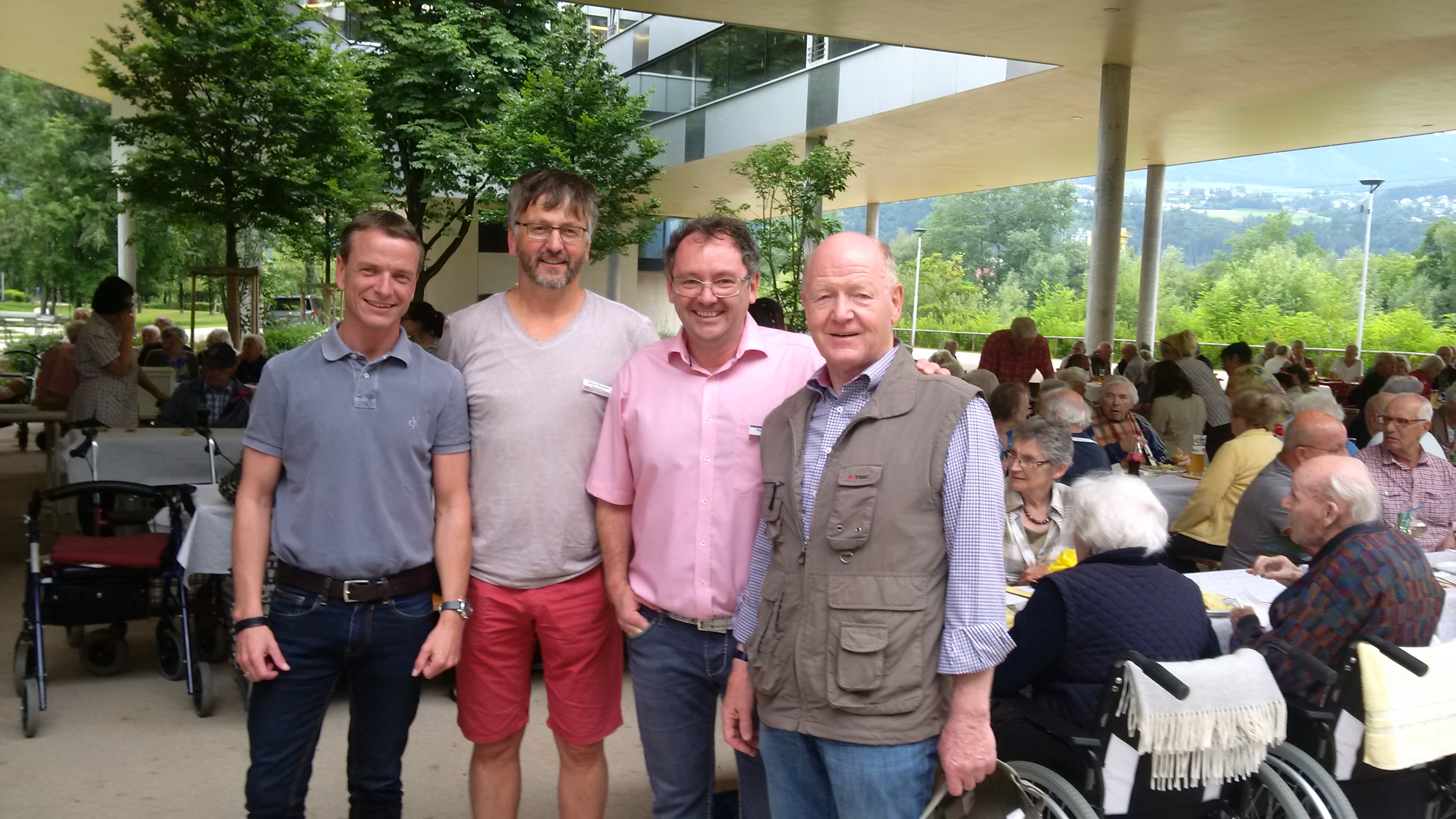 Gemeinsam mit  SeniorInnen, ehrenamtlichen MitarbeiterInnen und NachbarInnen organisierte das Wohnheim Olympisches Dorf ein erstes Nachbarschaftsgrillfest. Vizebürgermeister und Seniorenreferent Christoph Kaufmann (l.) bedankte sich gemeinsam mit  Friedl Ludescher (Verbandspräsident Neuarzl-Olympisches Dorf; r. bzw. 3.v.r.) bei Heimleiter Martin Scherl (3.v.l.) und seinem ganzen Team für diese tolle Idee.‎