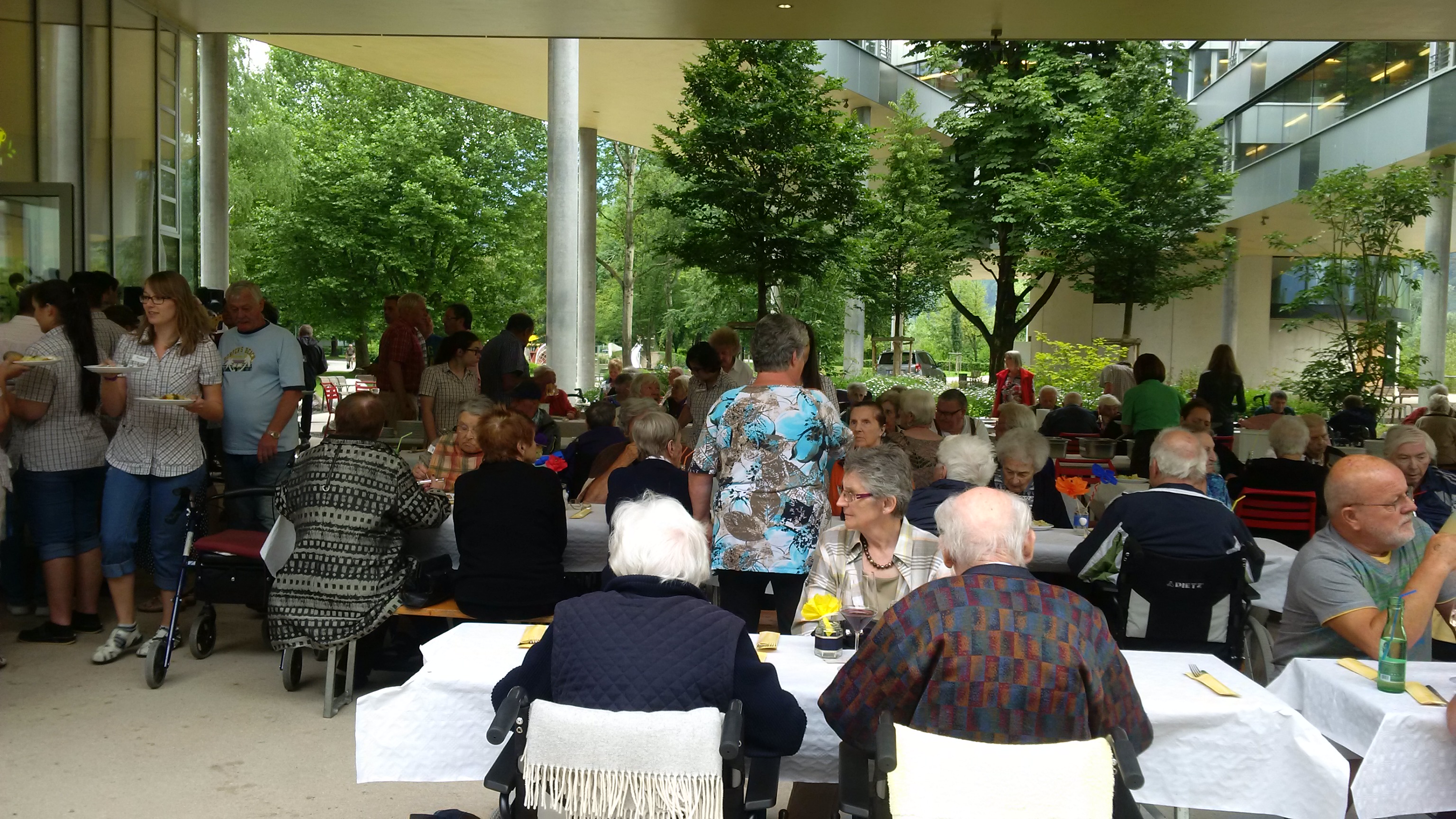 Gemeinsam mit  SeniorInnen, ehrenamtlichen MitarbeiterInnen und NachbarInnen organisierte das Wohnheim Olympisches Dorf ein erstes Nachbarschaftsgrillfest. Vizebürgermeister und Seniorenreferent Christoph Kaufmann (l.) bedankte sich gemeinsam mit  Friedl Ludescher (Verbandspräsident Neuarzl-Olympisches Dorf; r. bzw. 3.v.r.) bei Heimleiter Martin Scherl (3.v.l.) und seinem ganzen Team für diese tolle Idee.‎