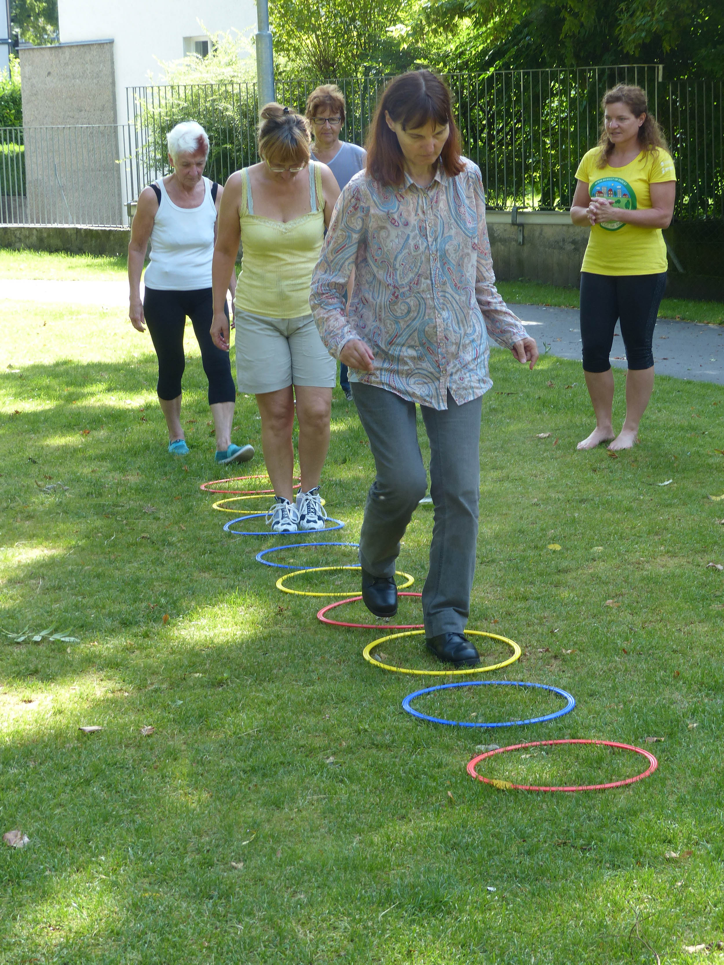 Unter professioneller Anleitung können Interessierte jederzeit beim Koordinationstraining im Rahmen von „Bewegt im Park“ mitmachen.