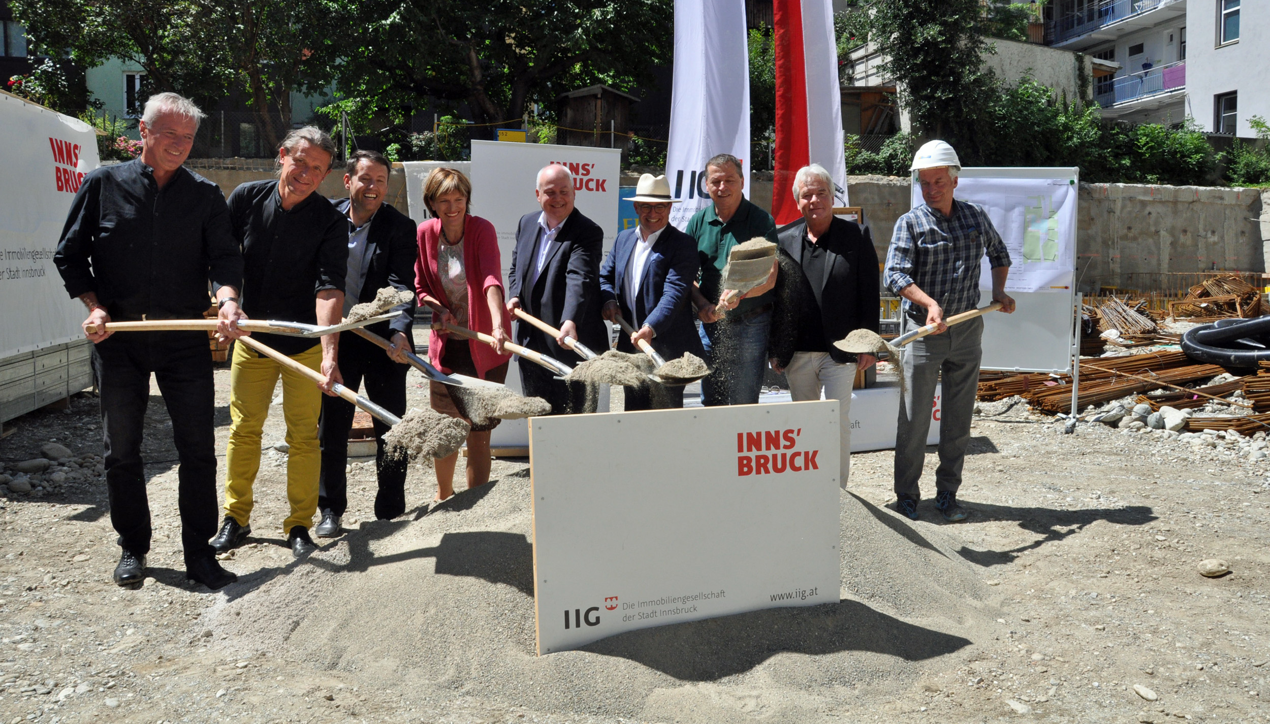 Die Architekten Manfred König und Raimund Wulz, IIG-Geschäftsführer Franz Danler, Bürgermeisterin Christine Oppitz-Plörer, Stadtrat Andreas Wanker, die Gemeinderäte Markus Stoll und Helmut Buchacher sowie Stadtrat Ernst Pechlaner und Josef Ascher (Firma Fröschl; v.l.) führten den Spatenstich aus.