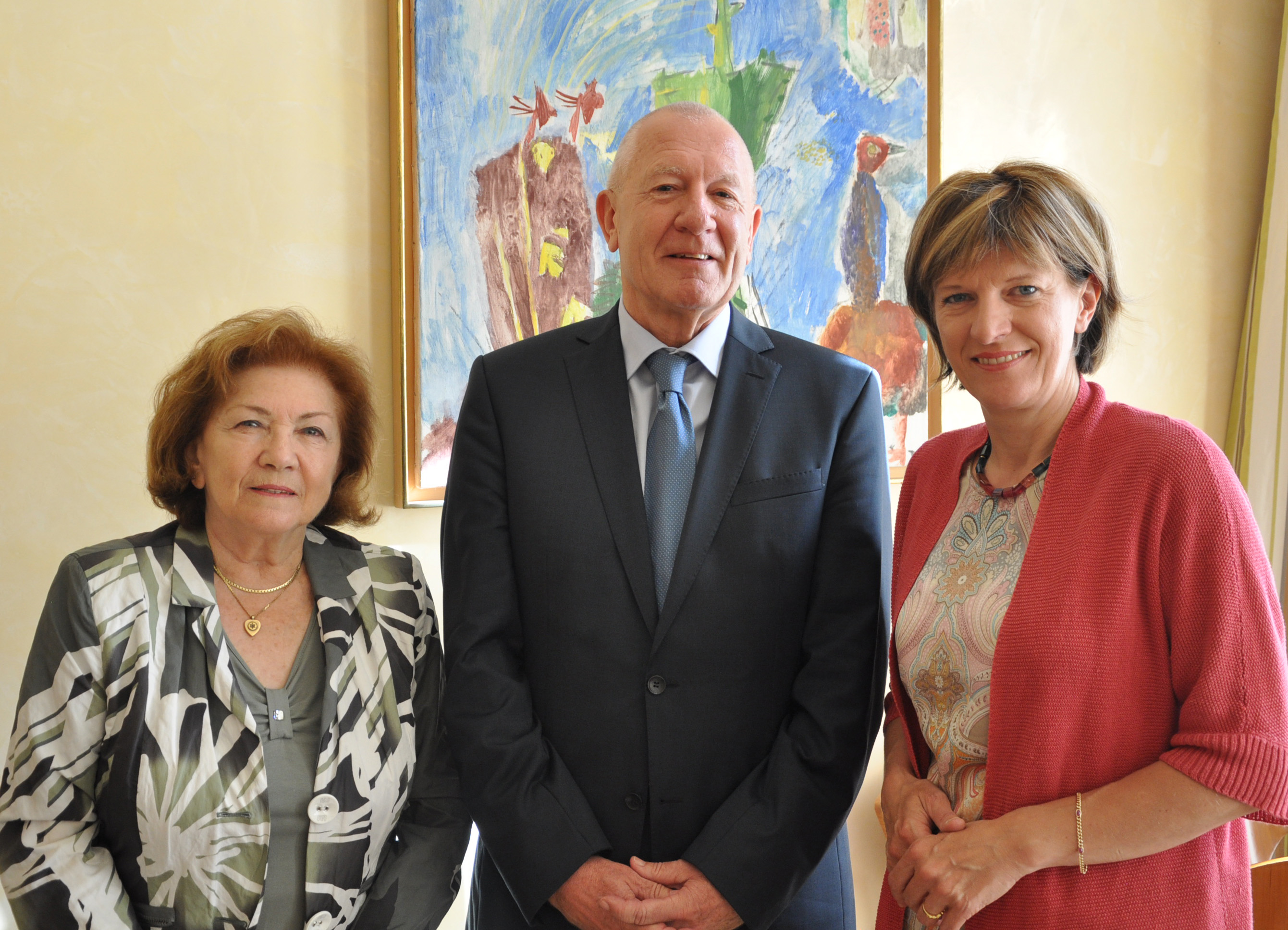 Statteten Bürgermeisterin Christine Oppitz-Plörer (r.) einen Besuch ab: Günter Lieder, neuer Präsident der Israelitischen Kultusgemeinde für Tirol und Vorarlberg (M.) und Ehrenpräsidentin Esther Fritsch (l.)