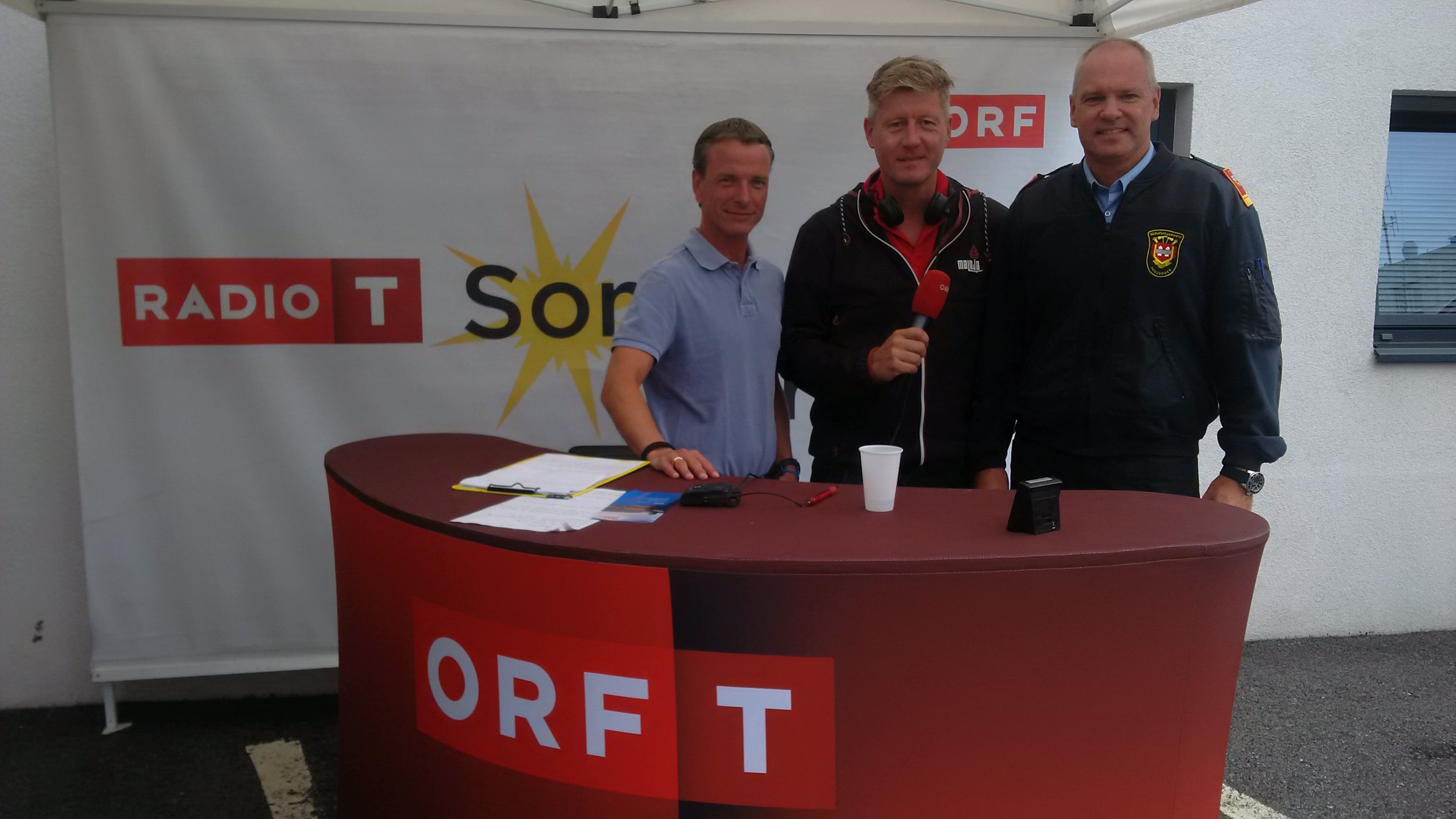 ORF Radio Tirol Sommerfrische zu Gast bei der Berufsfeuerwehr Innsbruck: Groß und Klein hatten sichtlich Spaß beim "Blaulichttag"