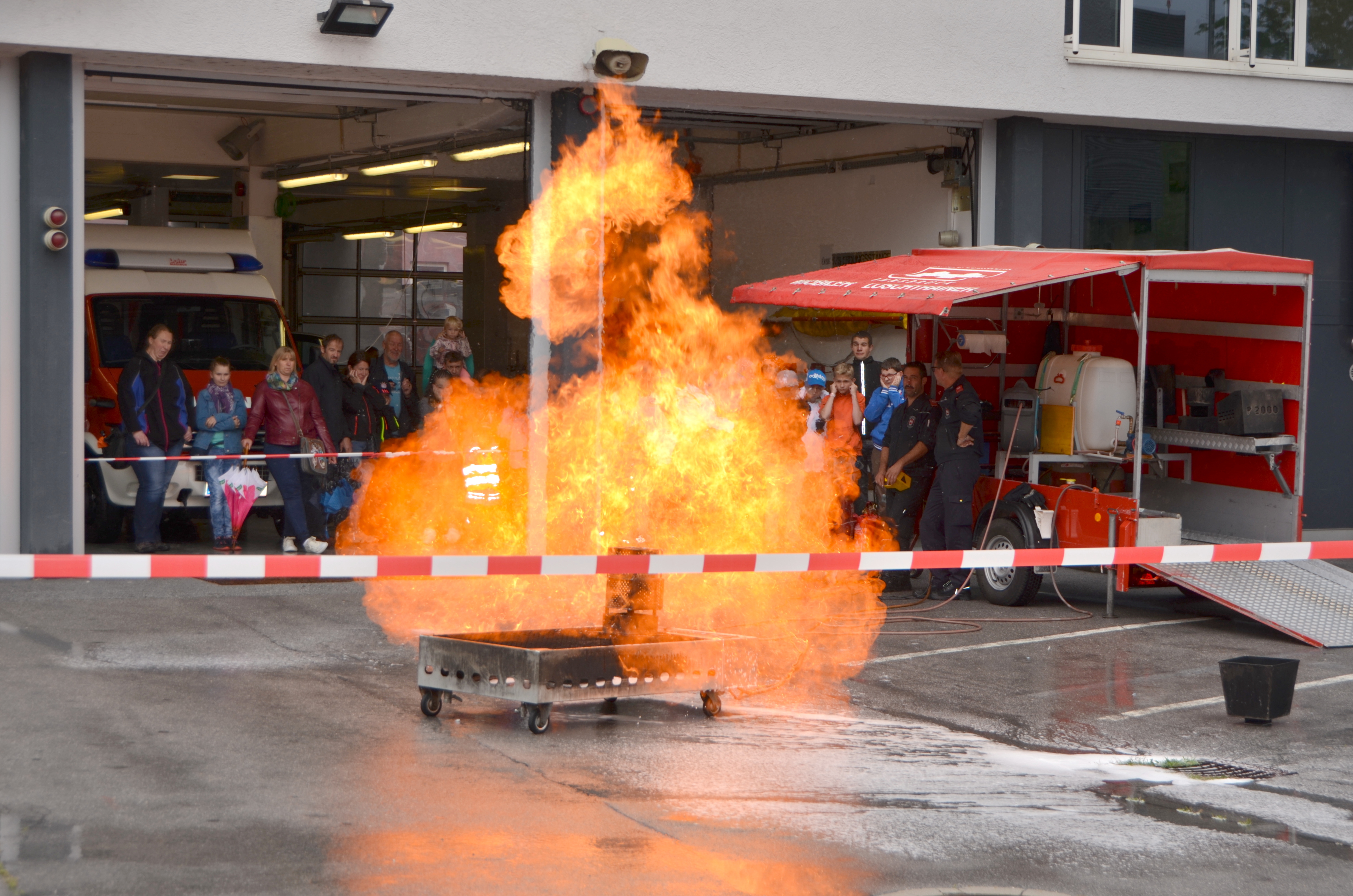 ORF Radio Tirol Sommerfrische zu Gast bei der Berufsfeuerwehr Innsbruck: Groß und Klein hatten sichtlich Spaß beim "Blaulichttag"
