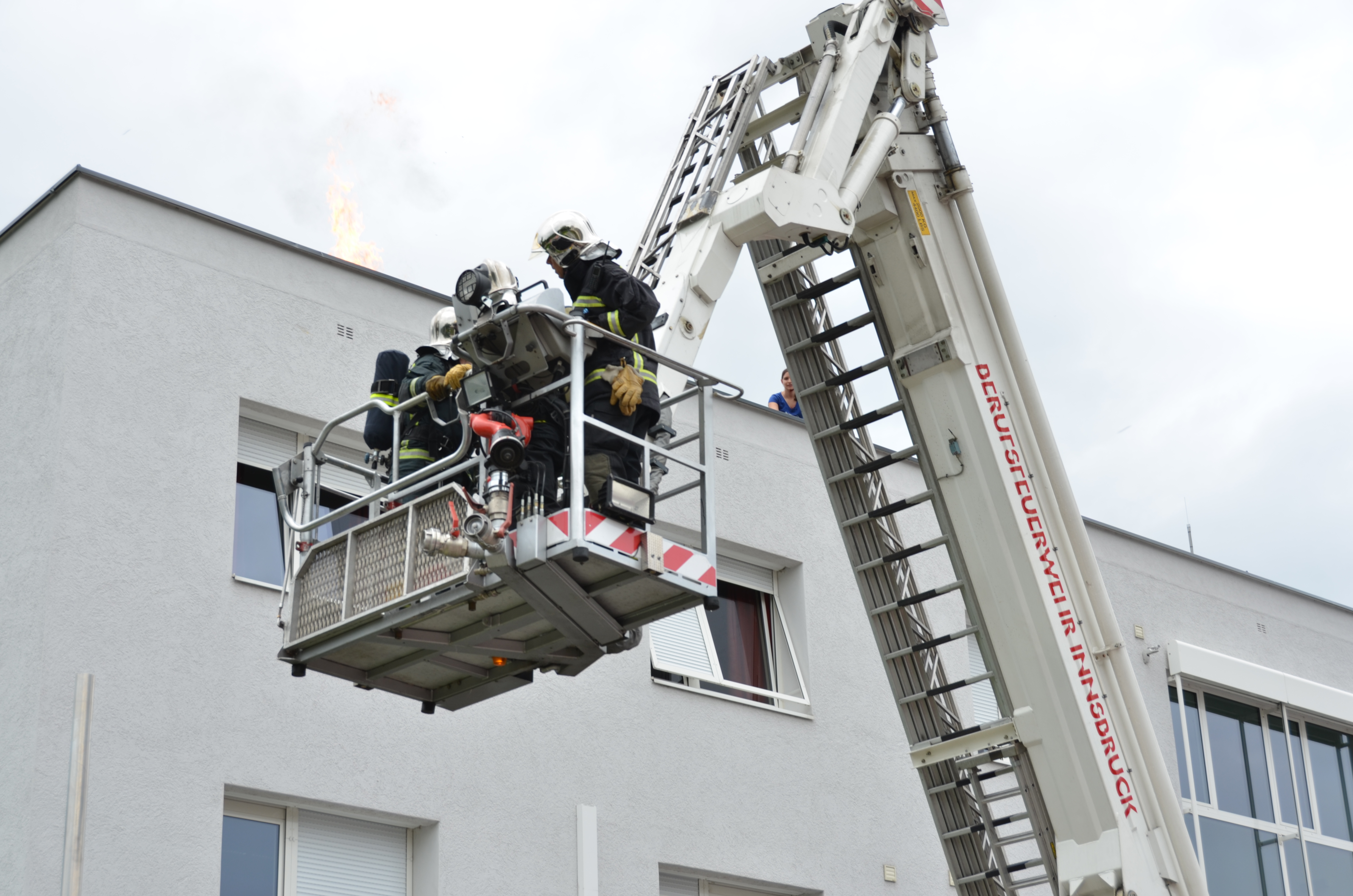 ORF Radio Tirol Sommerfrische zu Gast bei der Berufsfeuerwehr Innsbruck: Groß und Klein hatten sichtlich Spaß beim "Blaulichttag"