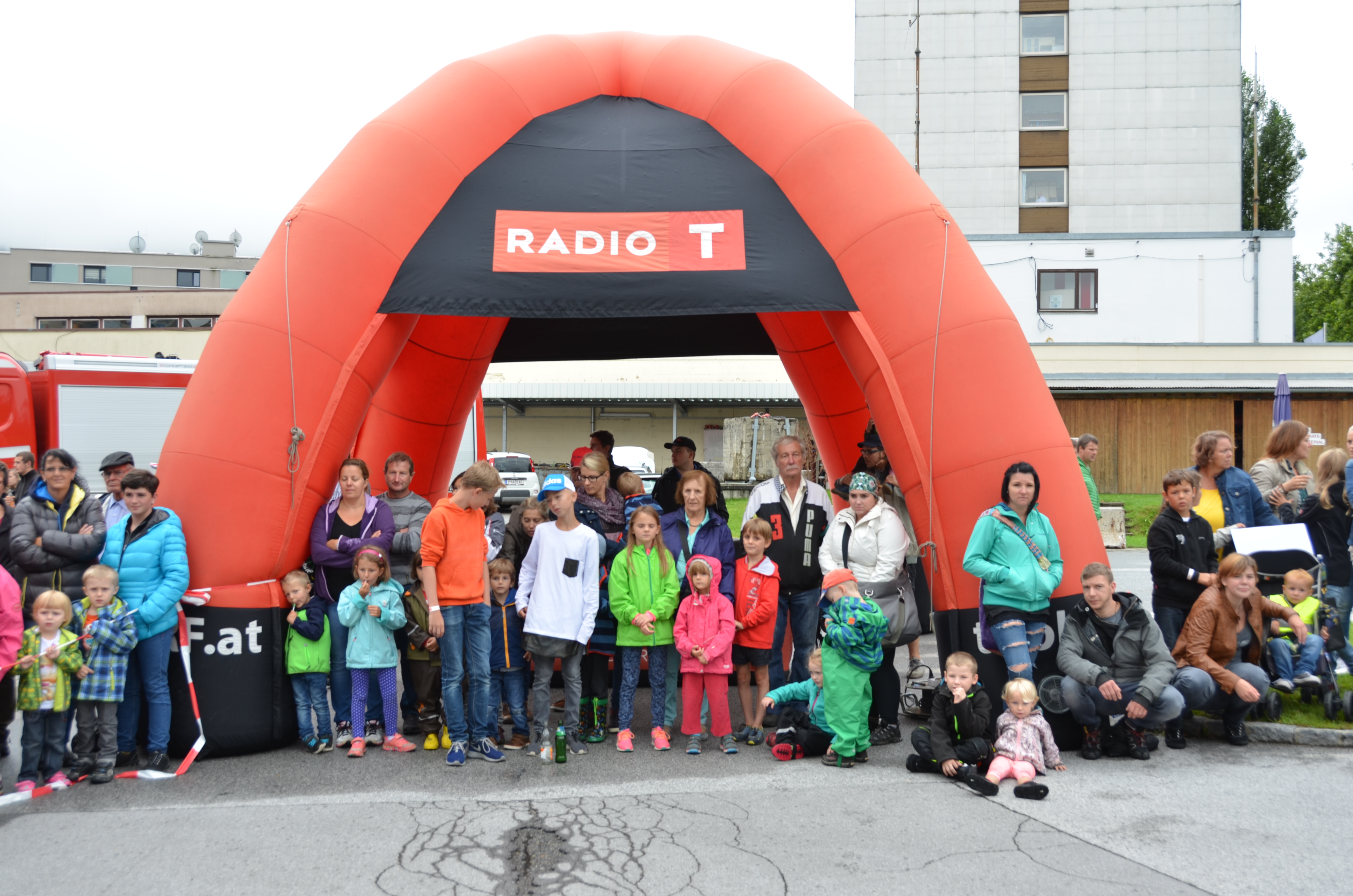ORF Radio Tirol Sommerfrische zu Gast bei der Berufsfeuerwehr Innsbruck: Groß und Klein hatten sichtlich Spaß beim "Blaulichttag"