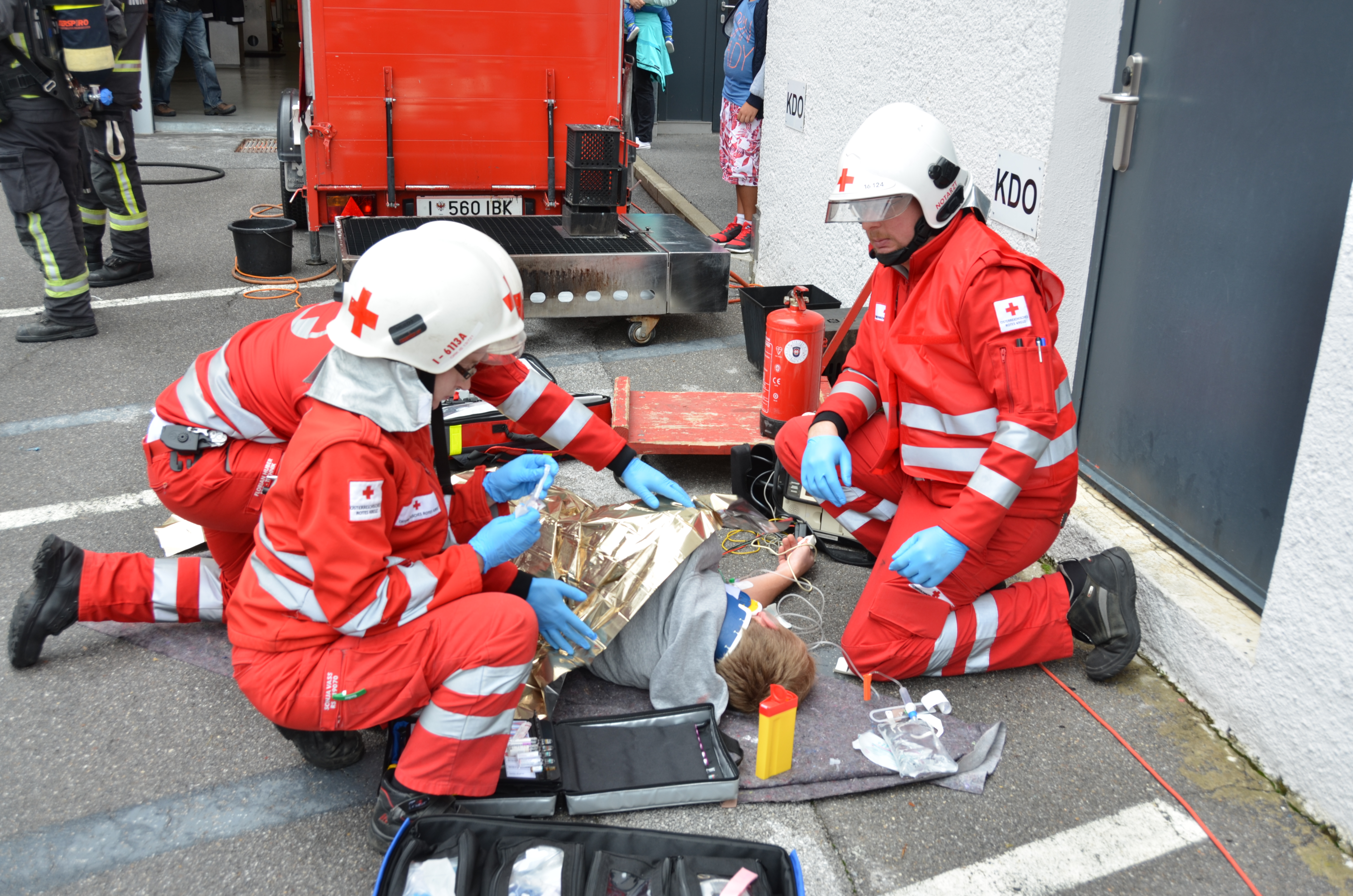 ORF Radio Tirol Sommerfrische zu Gast bei der Berufsfeuerwehr Innsbruck: Groß und Klein hatten sichtlich Spaß beim "Blaulichttag"