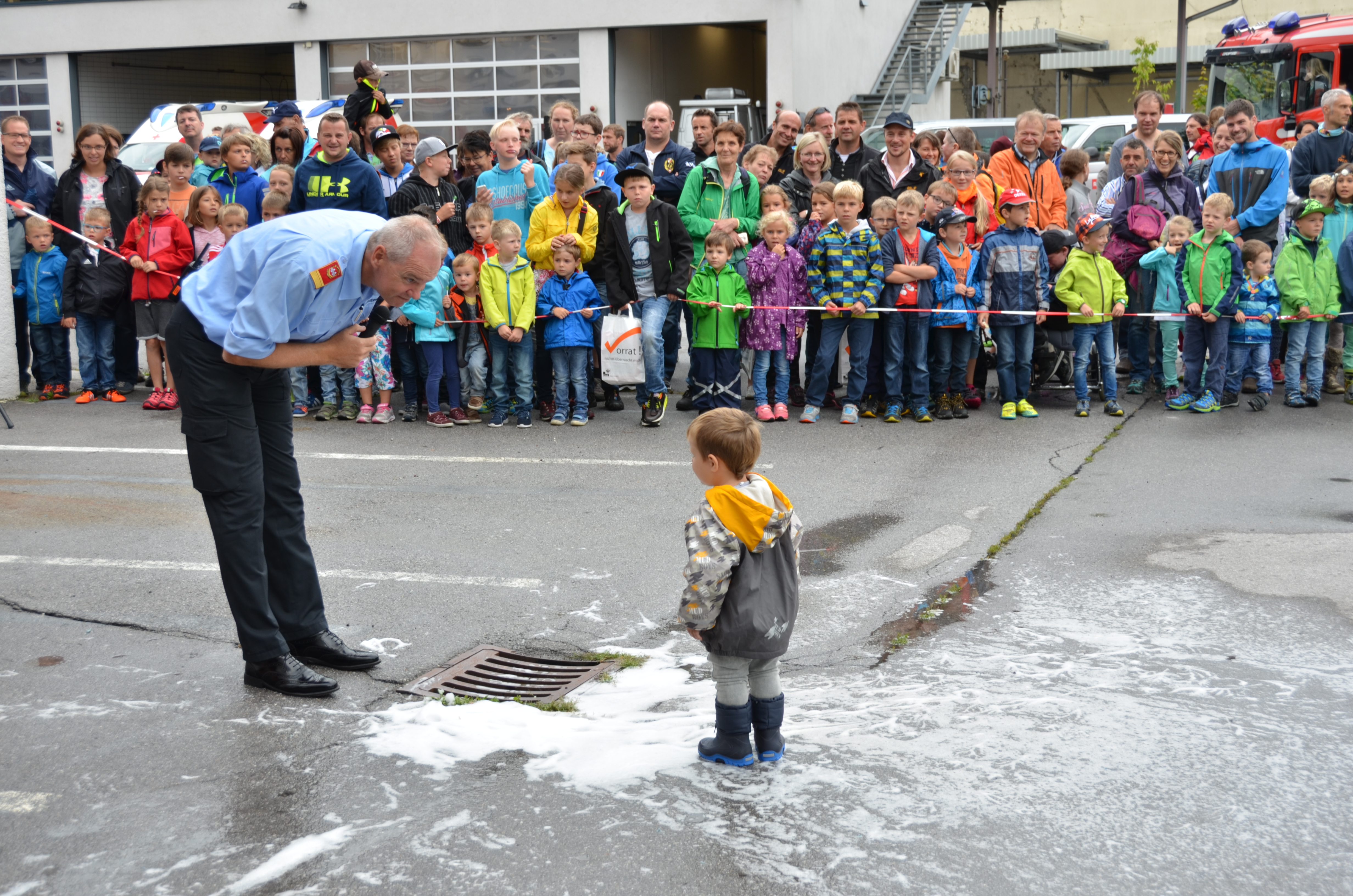 ORF Radio Tirol Sommerfrische zu Gast bei der Berufsfeuerwehr Innsbruck: Groß und Klein hatten sichtlich Spaß beim "Blaulichttag"