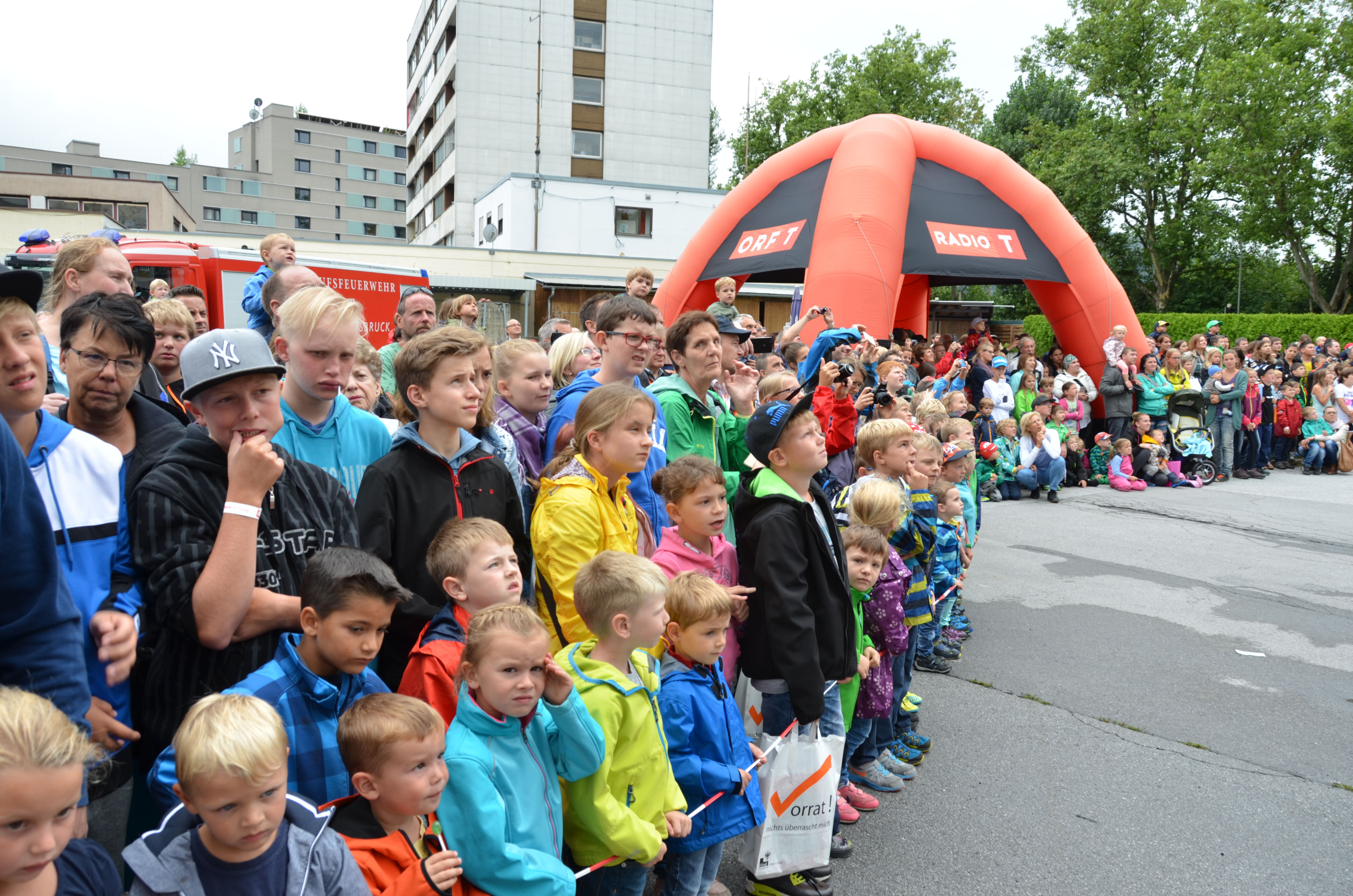 ORF Radio Tirol Sommerfrische zu Gast bei der Berufsfeuerwehr Innsbruck: Groß und Klein hatten sichtlich Spaß beim "Blaulichttag"