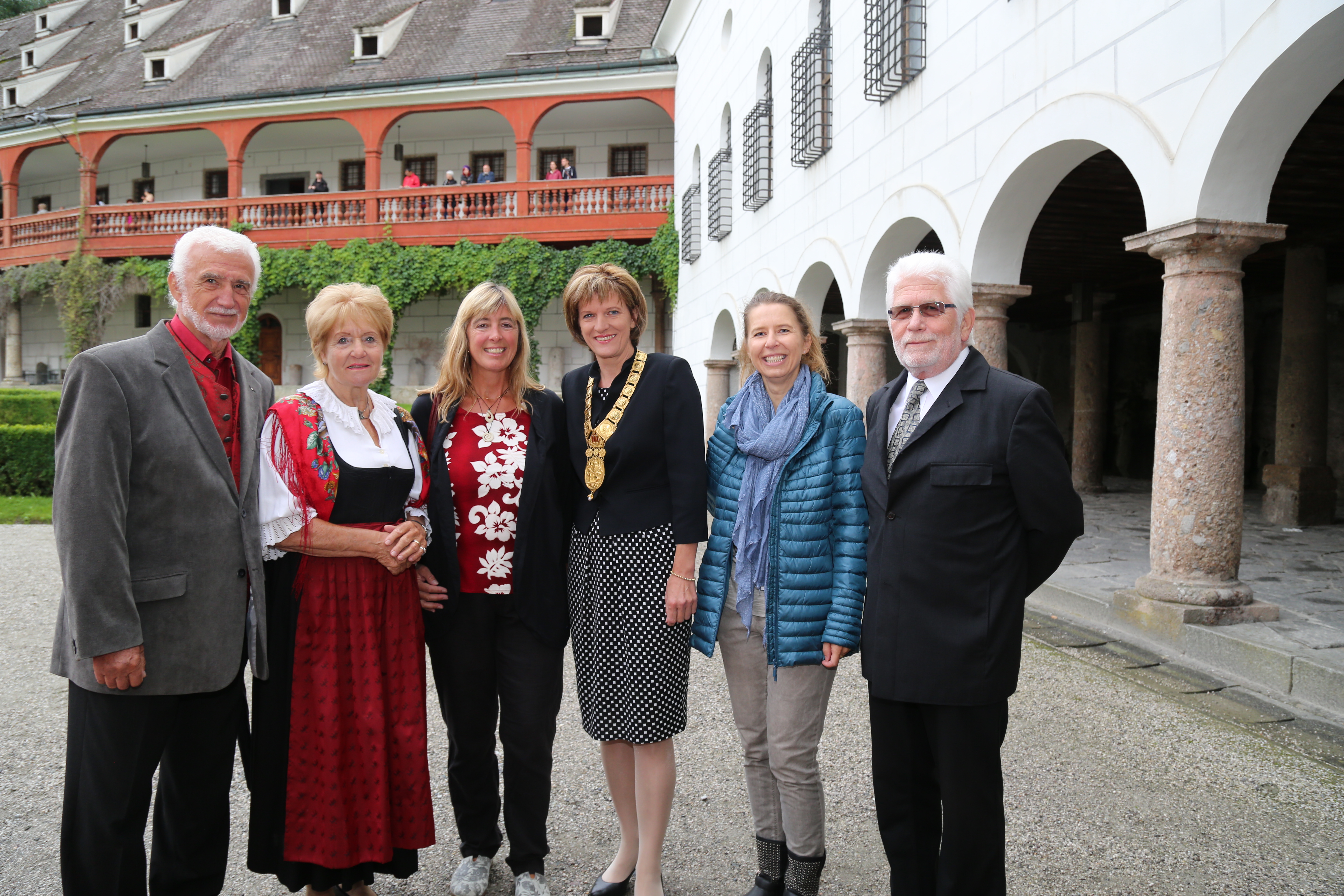 Am 12. August wurden die Innsbrucker Festwochen der Alten Musik feierlich eröffnet. Am Bild: Mag. Wolfgang Sobotka (Bundesminister für Inneres), Landeshauptmann Günther Platter, Bundespräsident a.D. Dr. Heinz Fischer mit Gattin Margit, Alessandro De Marchi (Künstlerischer Leiter der Innsbrucker Festwochen), Innsbrucks Bürgermeisterin Mag.a Christine Oppitz-Plörer.
