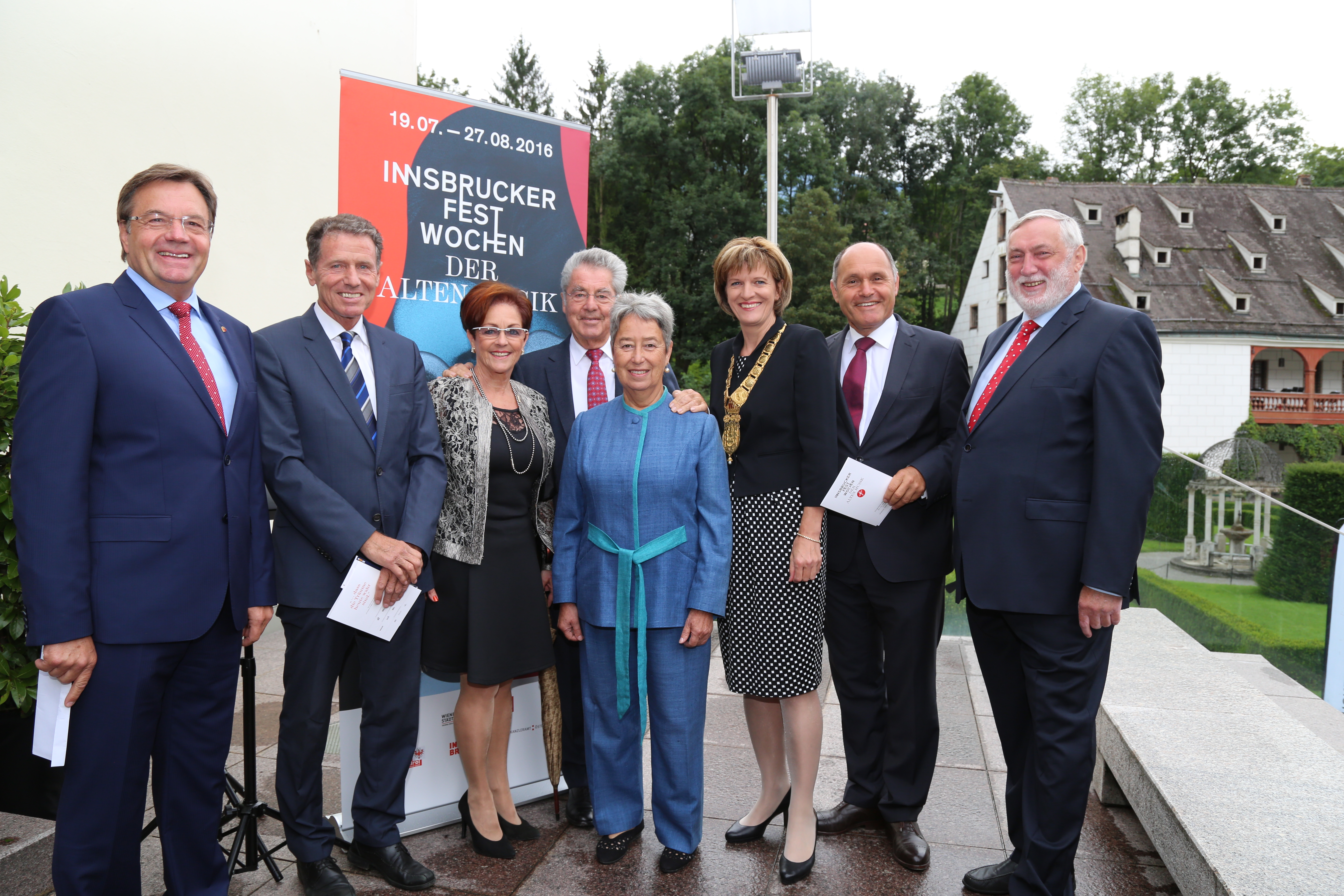 (v.l.): Landeshauptmann Günter Platter, Minister a.D. Karlheinz Töchterle mit Gattin, Bundespräsident a.D. Franz Fischer mit Gattin Margit, Bürgermeisterin Christine Oppitz-Plörer, Innenminister Wolfgang Sobotka und Franz Fischler Präsident des Europäischen Forums Alpbach