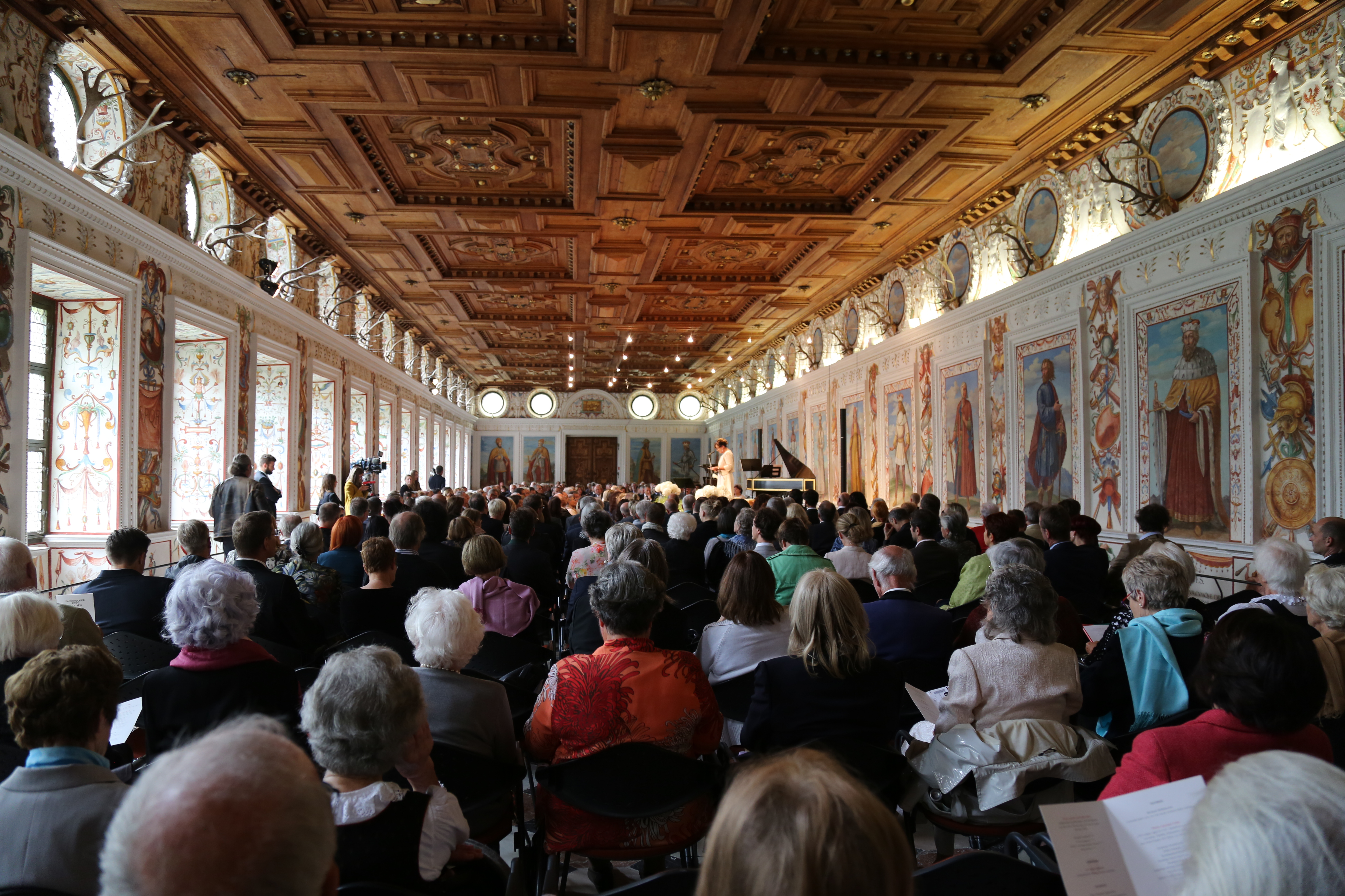 Am 12. August wurden die Innsbrucker Festwochen der Alten Musik feierlich eröffnet. Am Bild: Mag. Wolfgang Sobotka (Bundesminister für Inneres), Landeshauptmann Günther Platter, Bundespräsident a.D. Dr. Heinz Fischer mit Gattin Margit, Alessandro De Marchi (Künstlerischer Leiter der Innsbrucker Festwochen), Innsbrucks Bürgermeisterin Mag.a Christine Oppitz-Plörer.