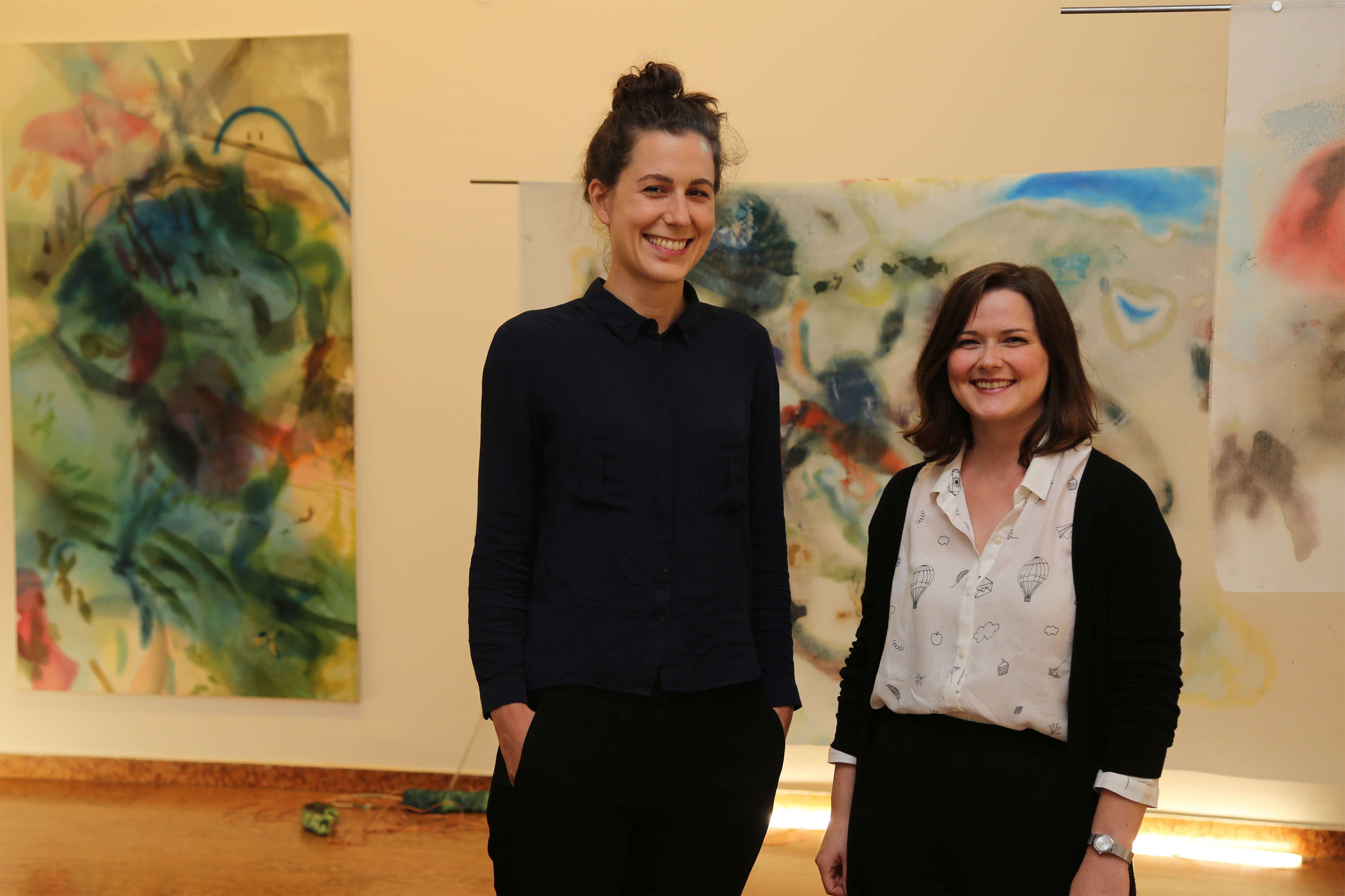 Die Künstlerin Sophia Mairer mit Mag.a Natalie Pedevilla (Kulturamt Stadt Innsbruck) anlässlich der Ausstellungseröffnung in der Galerie im Andechshof